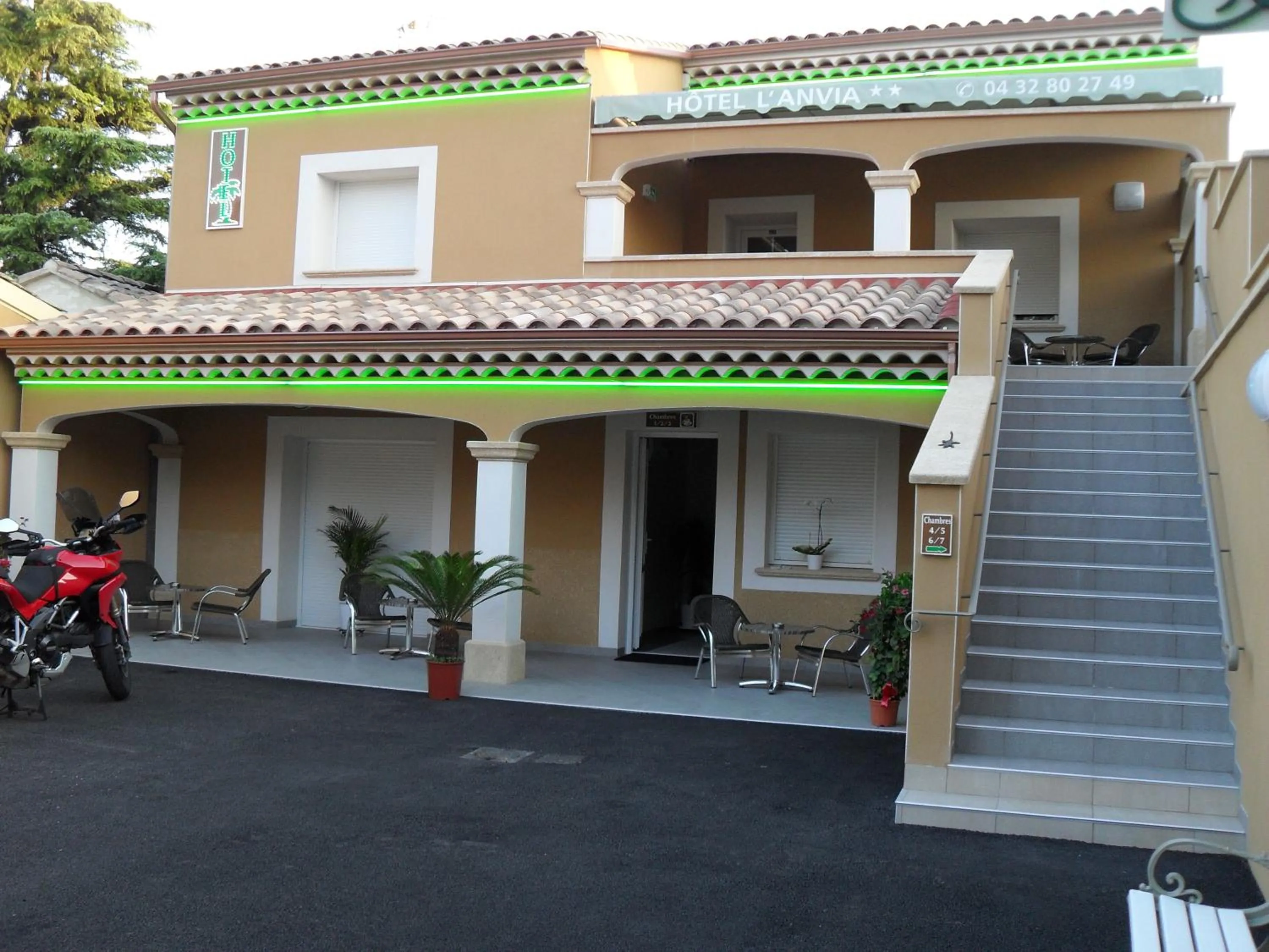 Facade/entrance in Hôtel l'Anvia