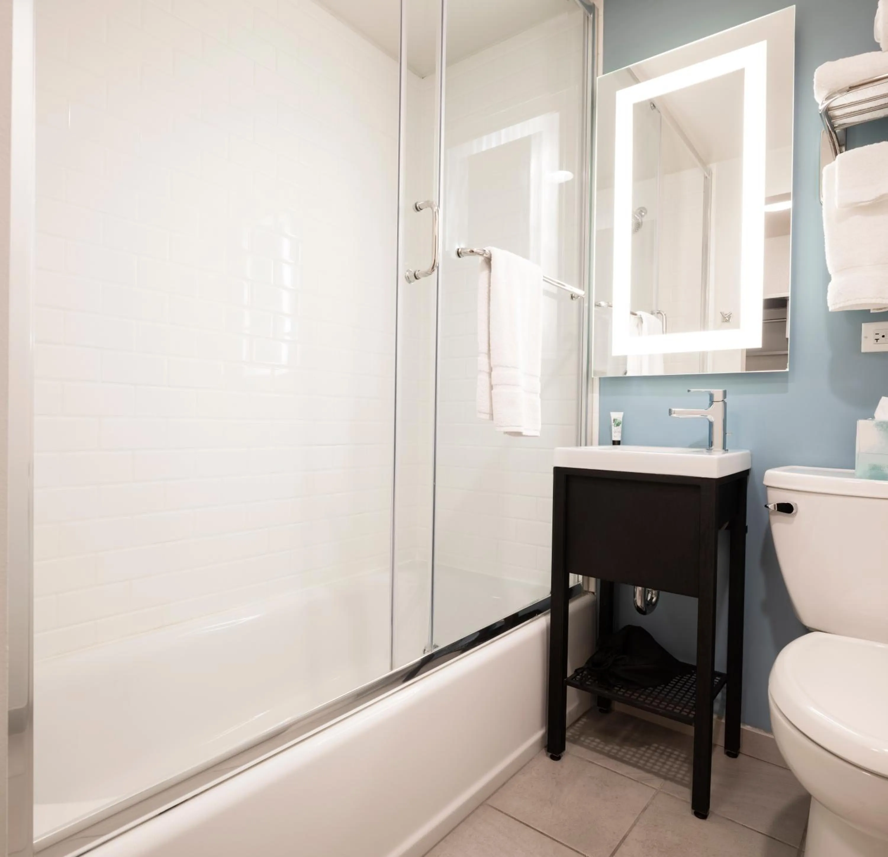 Shower in Hotel Saint Clair - Magnificent Mile