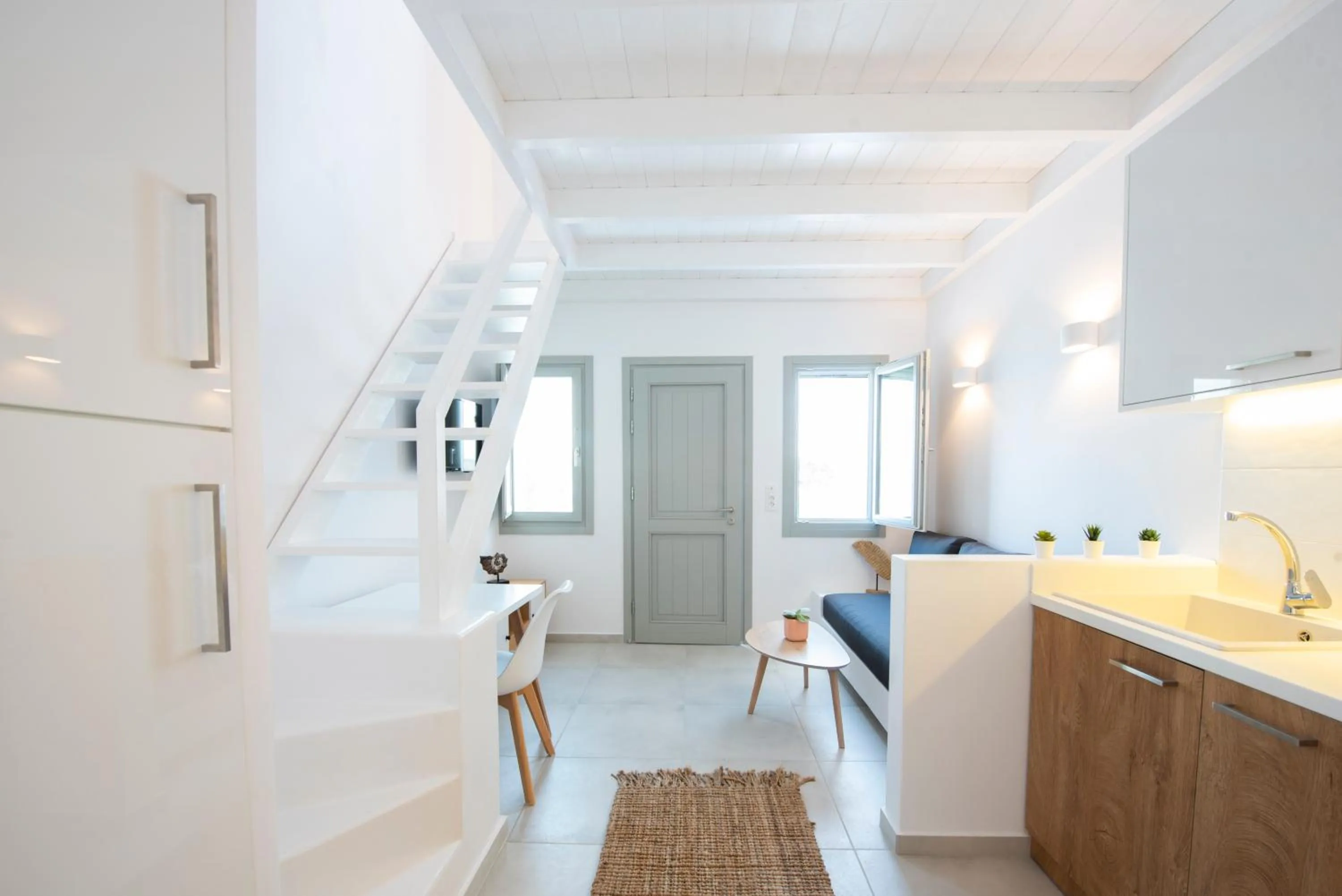 Kitchen or kitchenette in White Orchid Suites