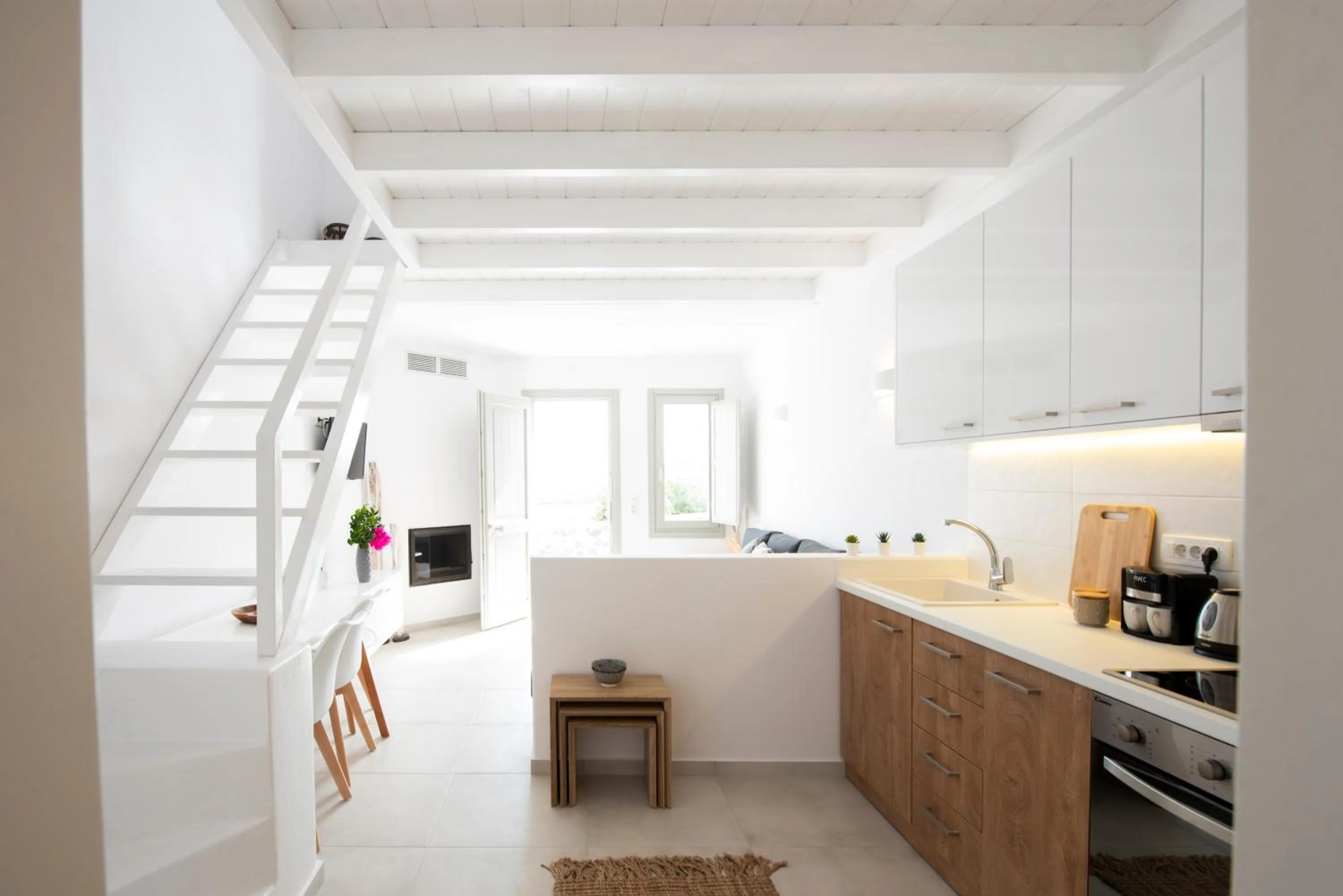 TV and multimedia in White Orchid Suites