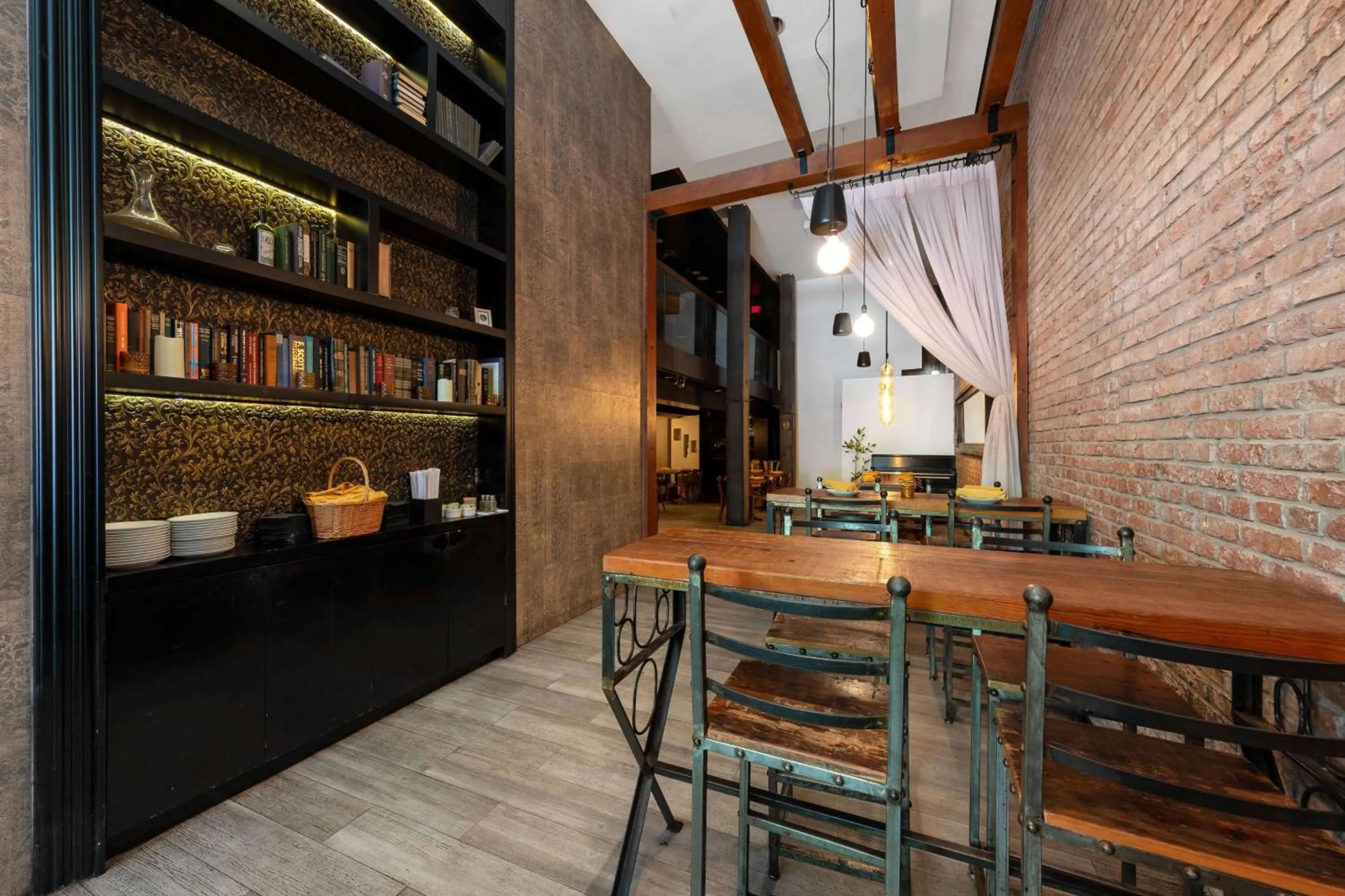 Restaurant/places to eat in The O Hotel, Trademark Collection by Wyndham