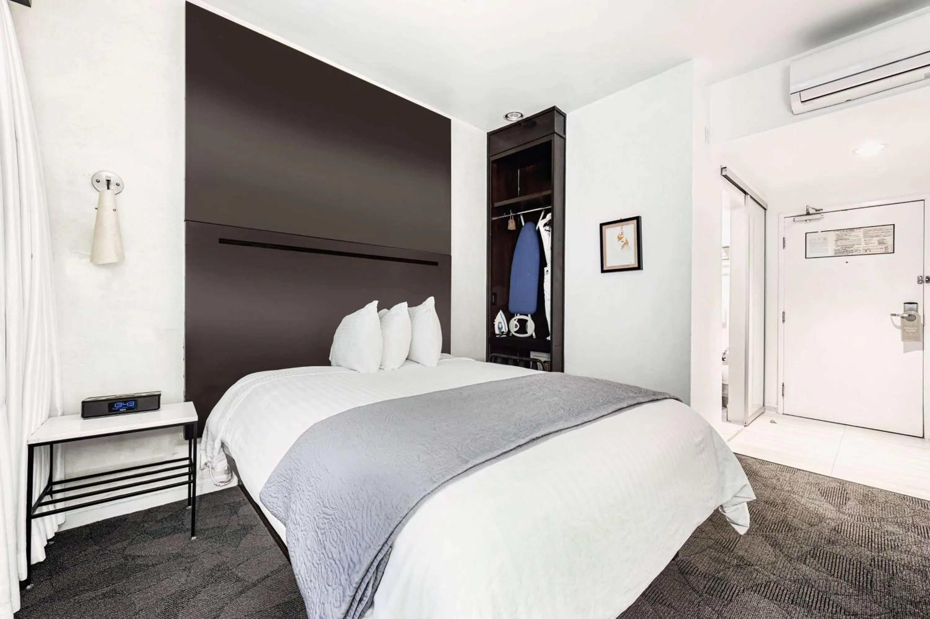 Photo of the whole room, Bed in The O Hotel, Trademark Collection by Wyndham