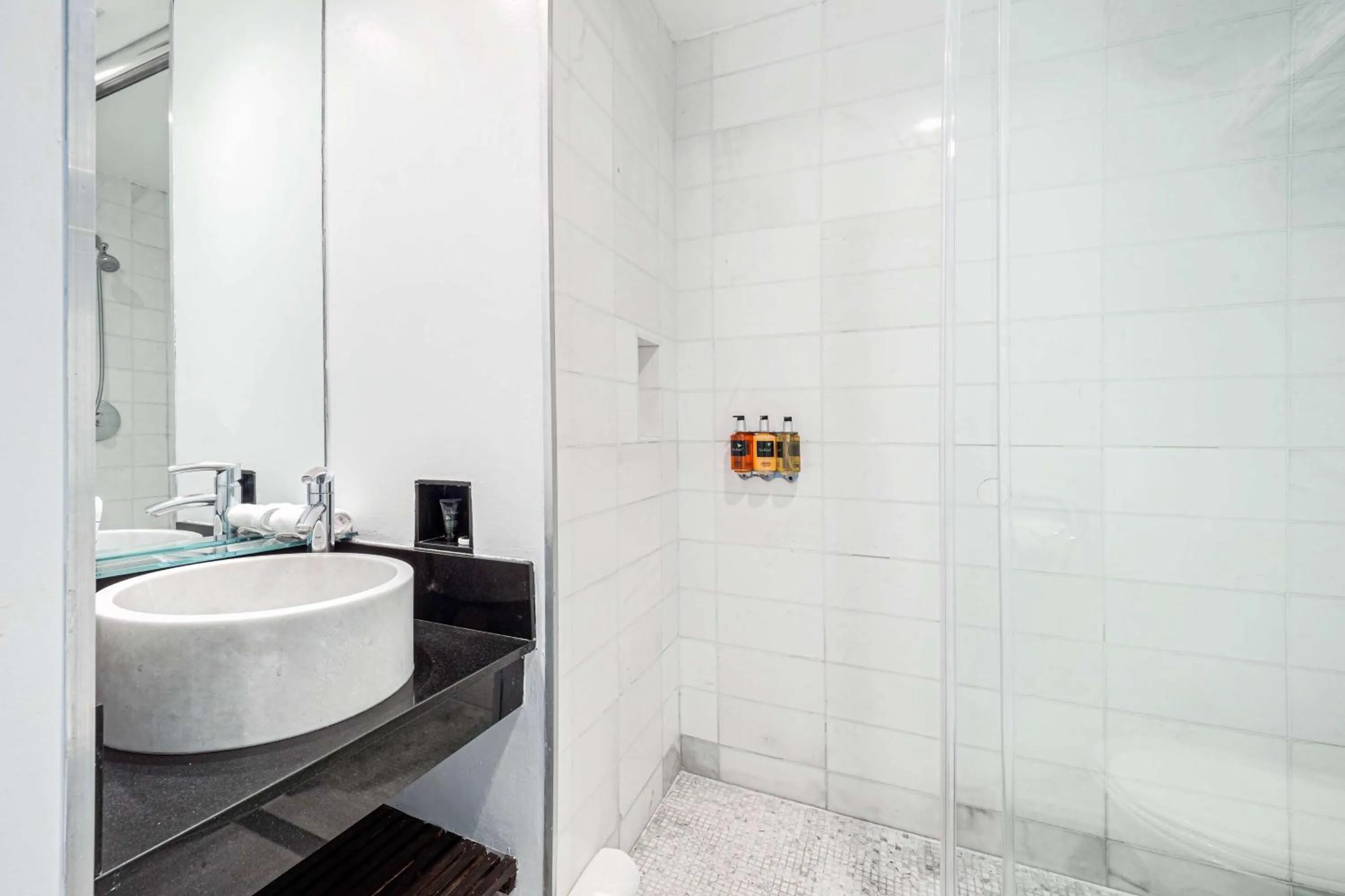 TV and multimedia in The O Hotel, Trademark Collection by Wyndham