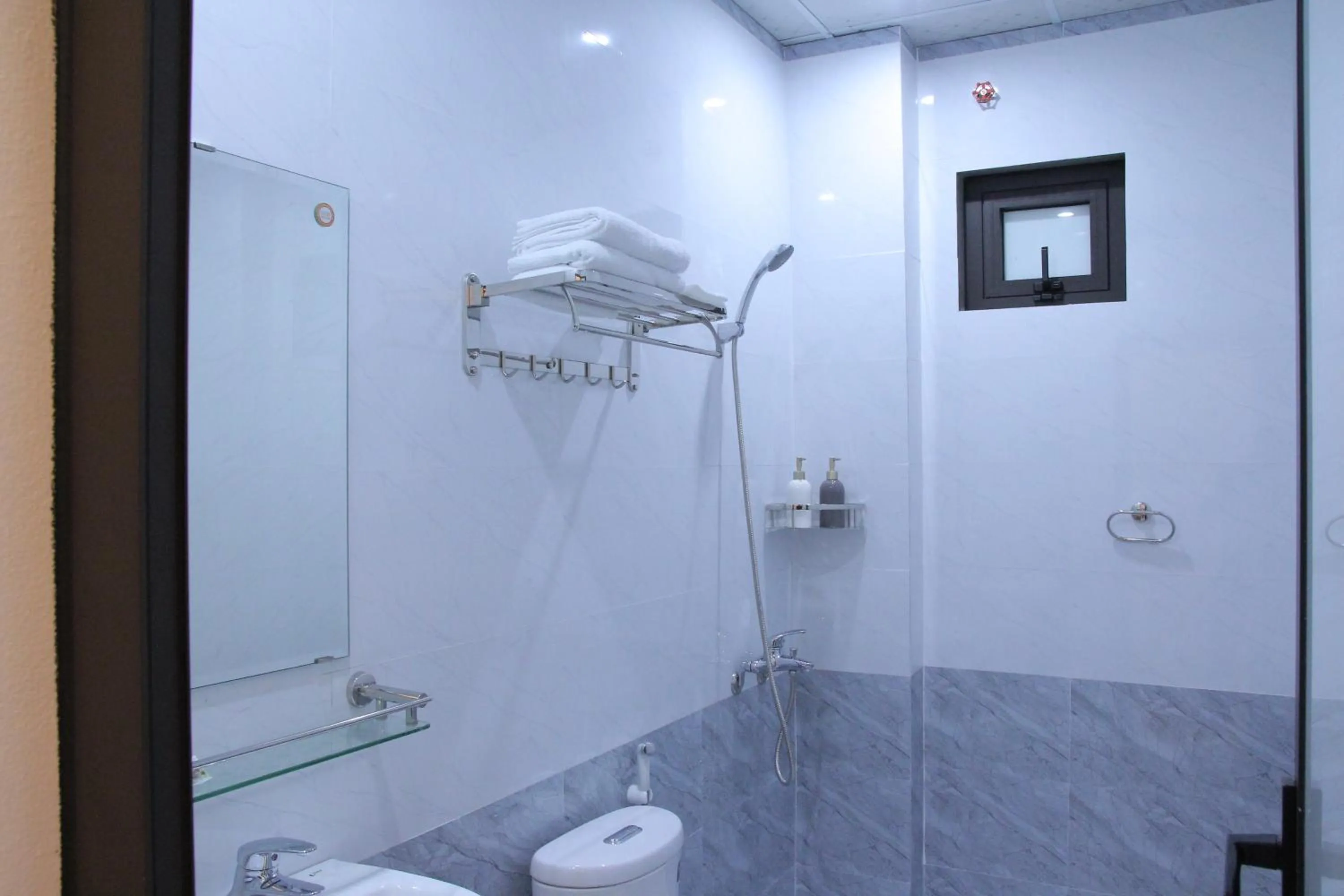 Toilet in Hang Mua Sunrise Homestay