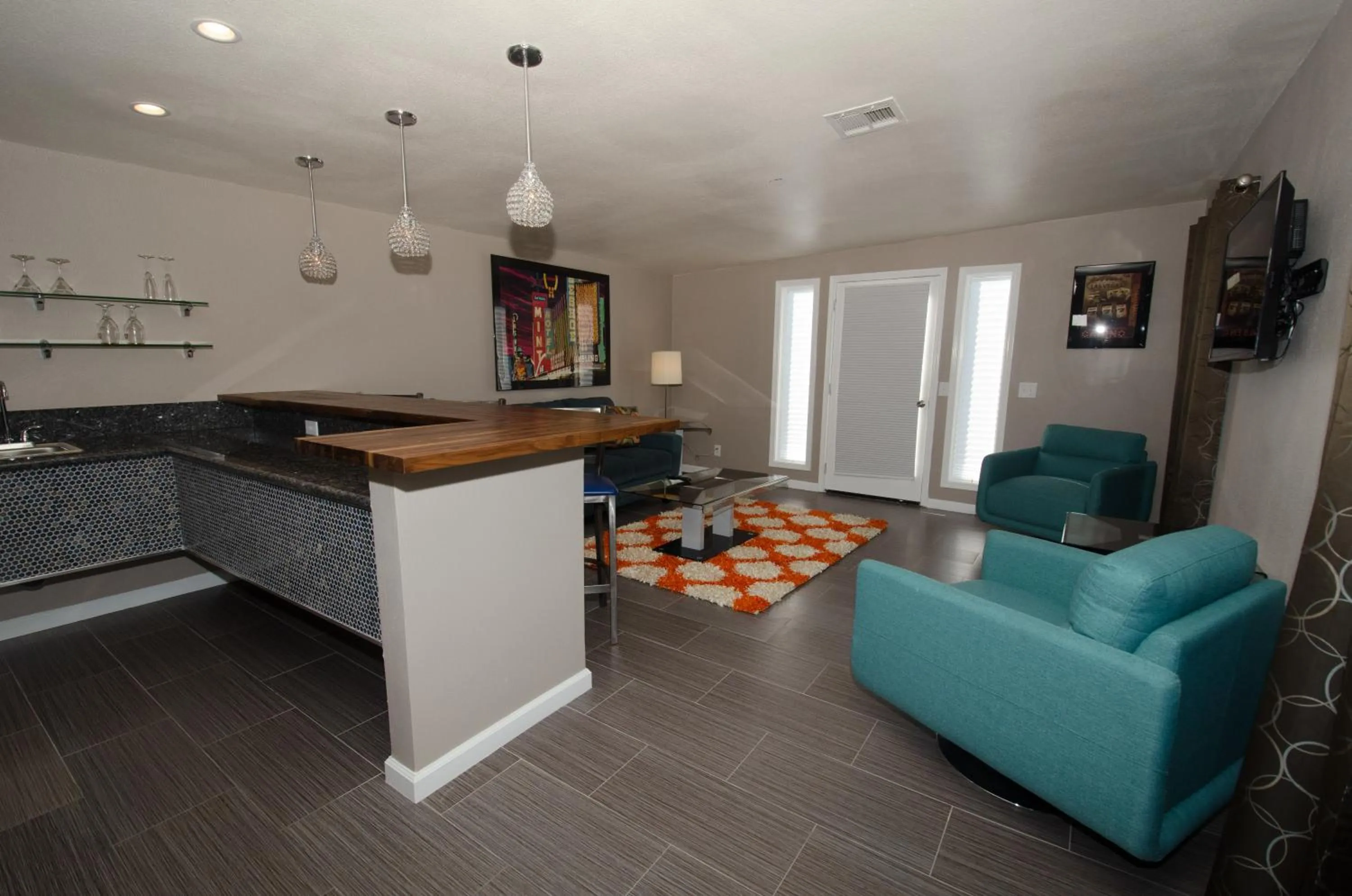 TV and multimedia in Thunderbird Boutique Hotel