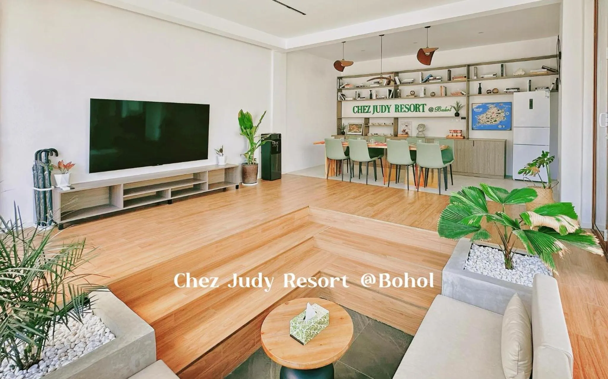 Communal lounge/ TV room in Chez Judy Resort