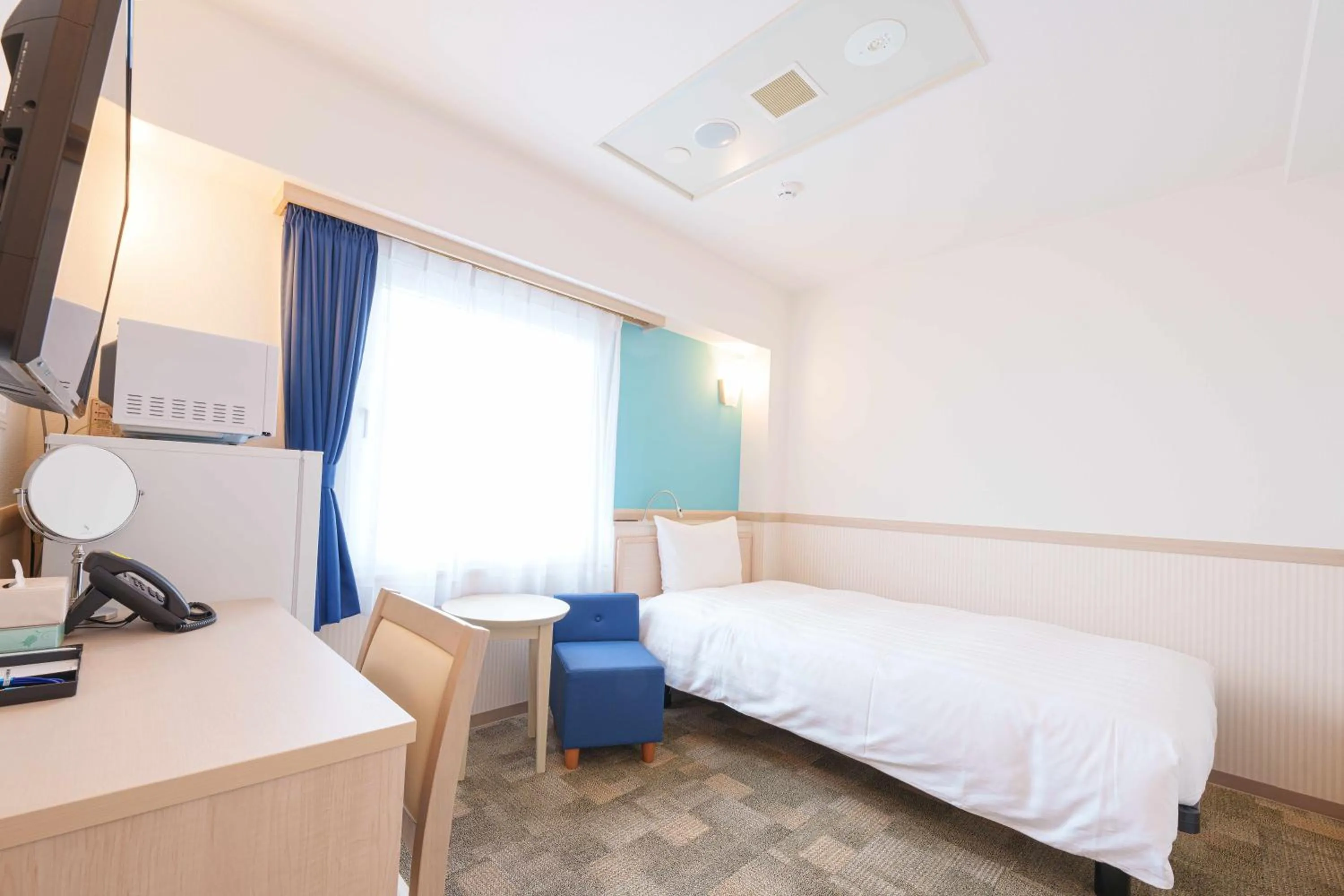 Photo of the whole room, Bed in Toyoko Inn Osaka Hankyu Juso-eki Nishi-guchi No.2