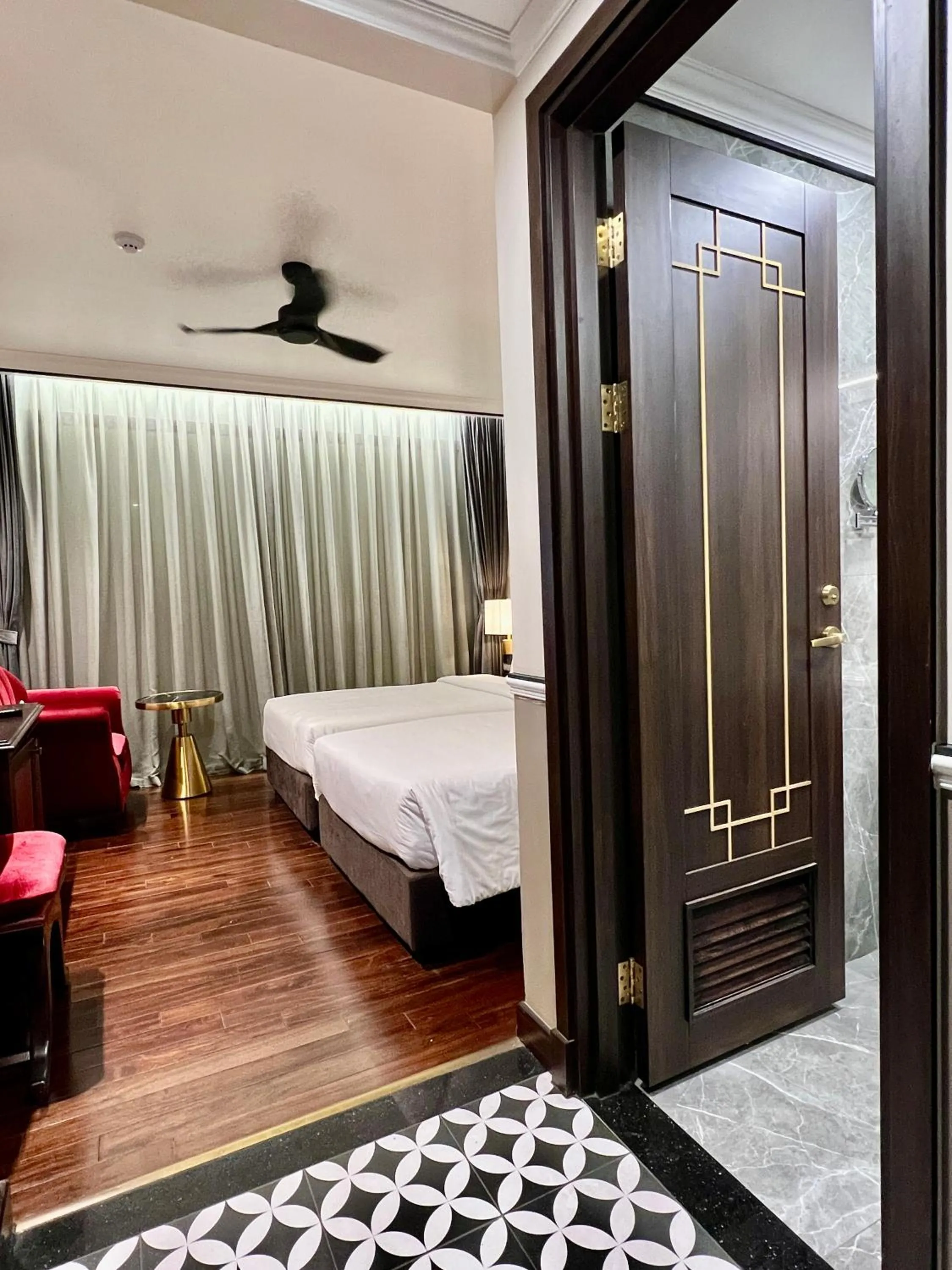 Facade/entrance, Bed in Hotel du Monde Art