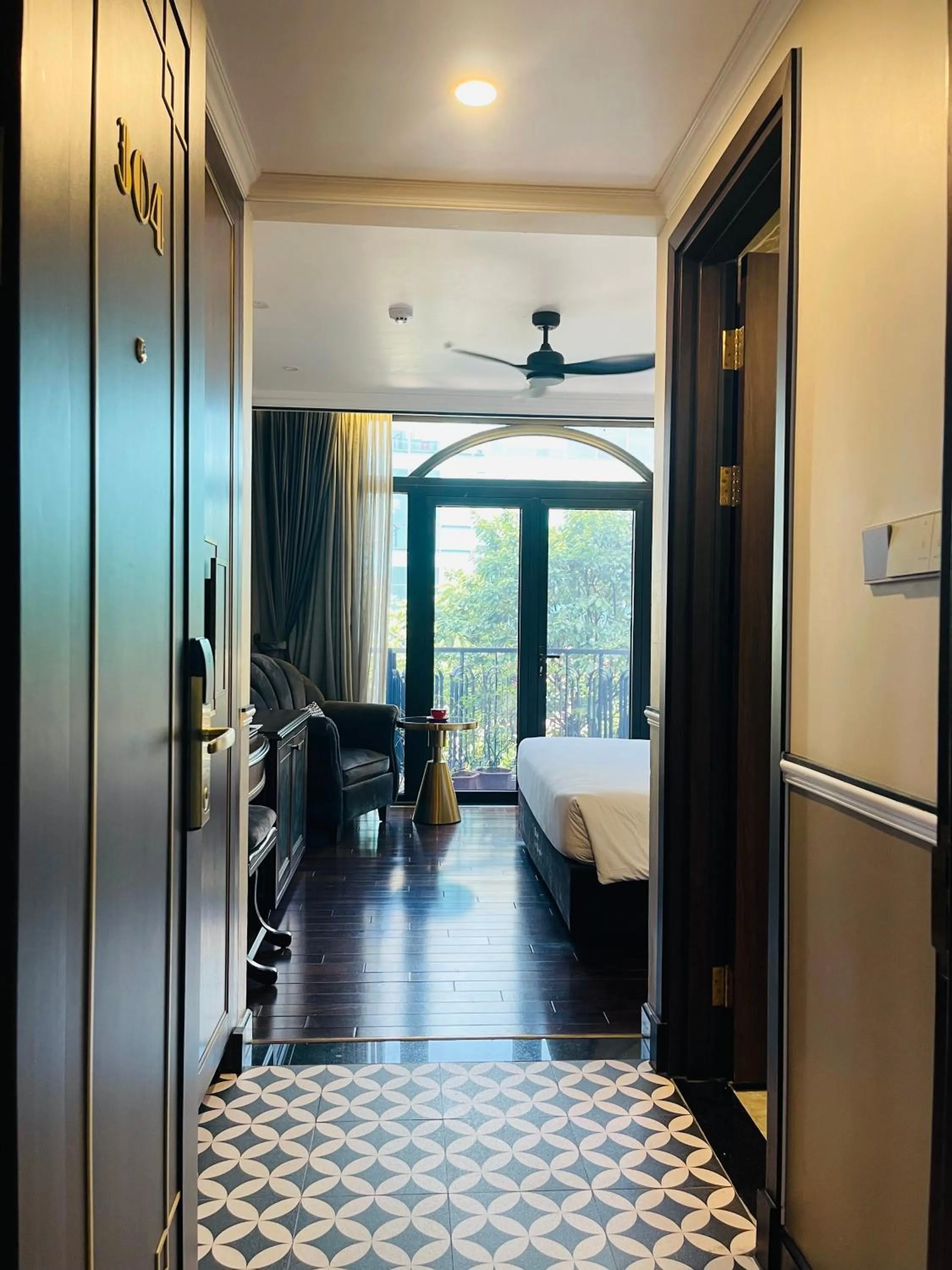 Facade/entrance, Bed in Hotel du Monde Art