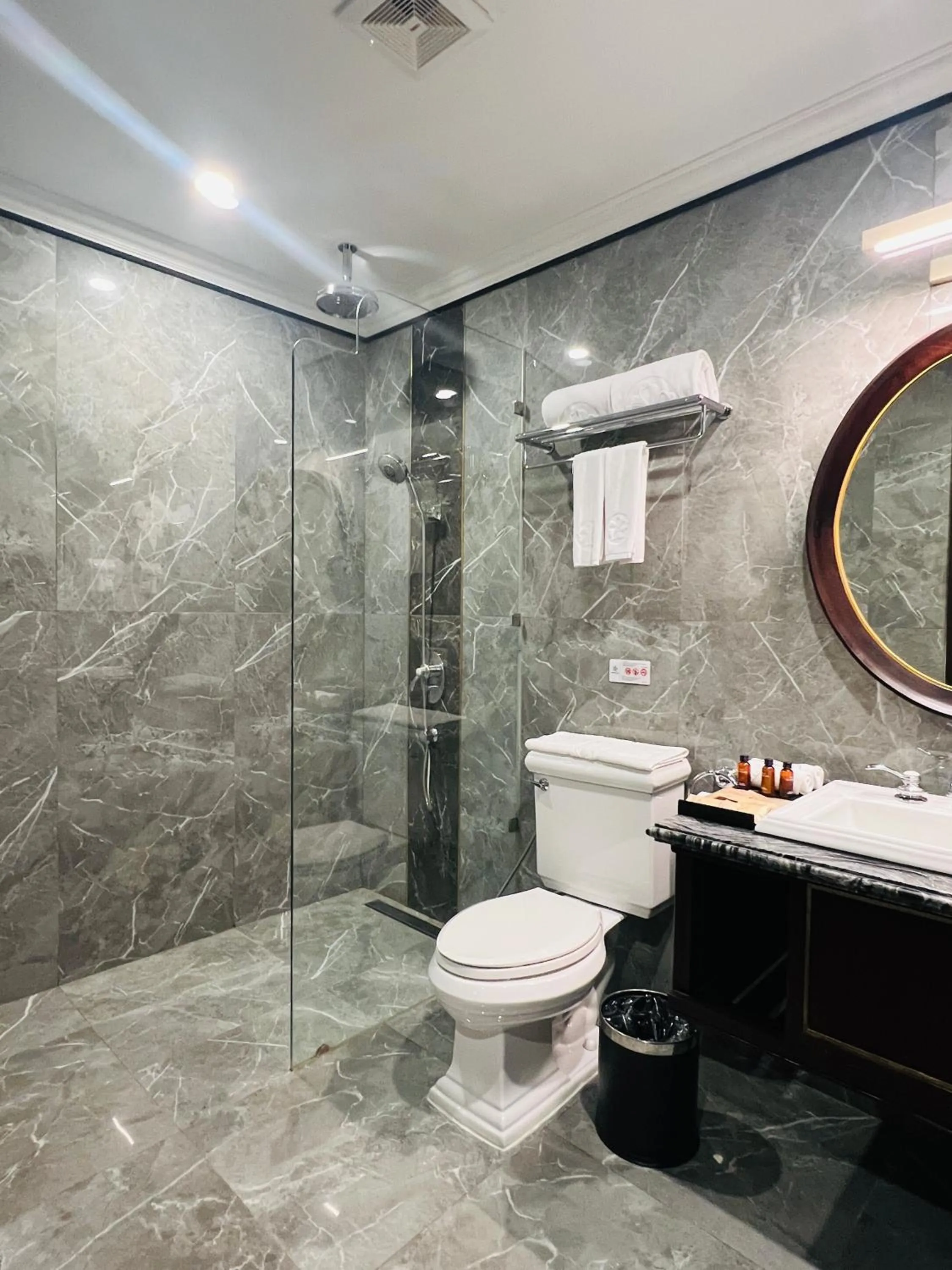 Bathroom in Hotel du Monde Art