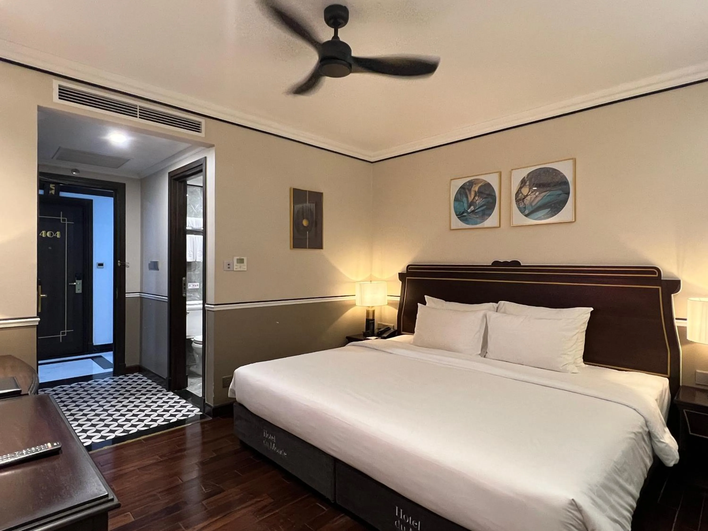 View (from property/room), Bed in Hotel du Monde Art