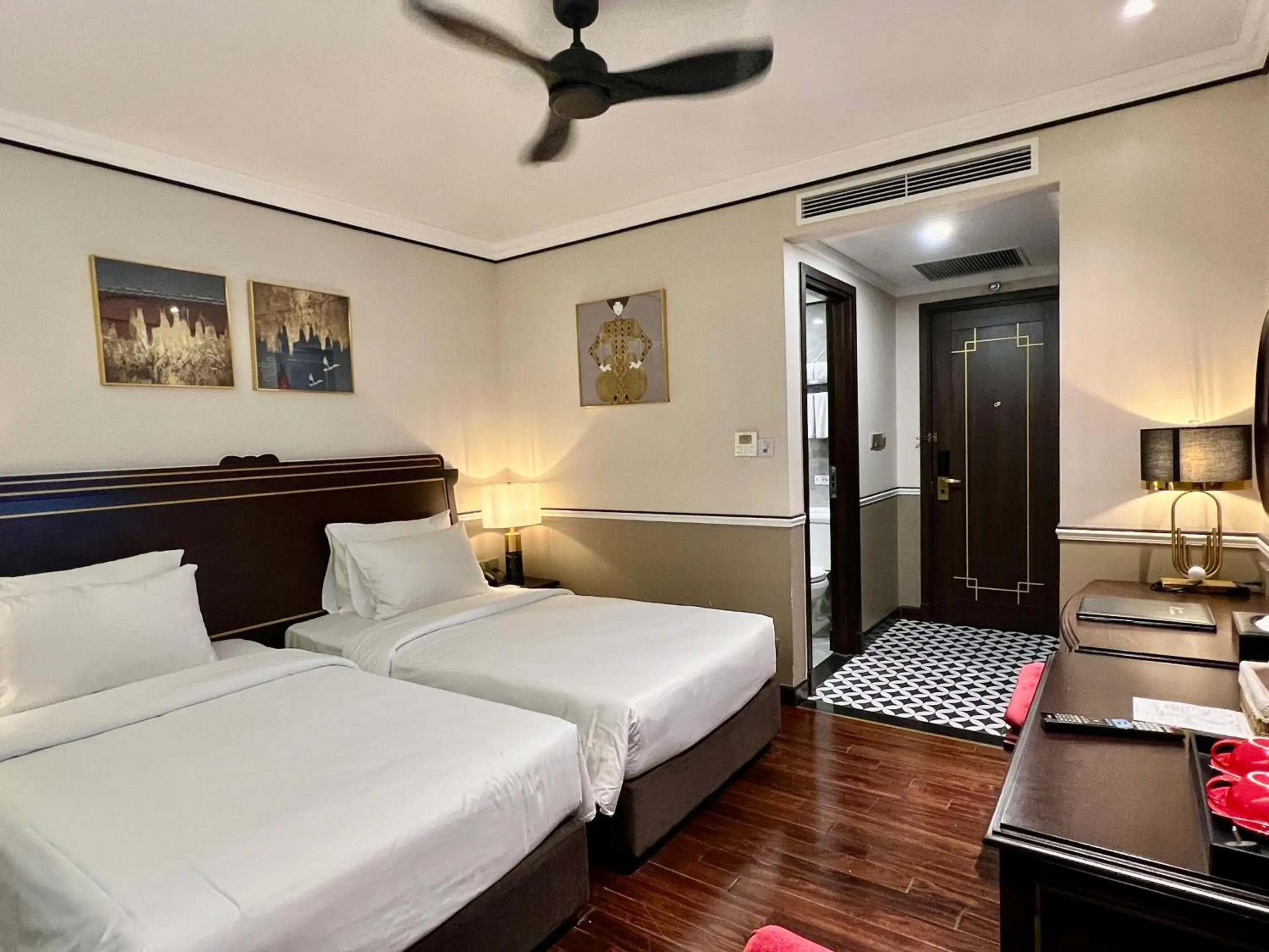 Superior Twin Room in Hotel du Monde Art Superior Twin Room in Hotel du Monde Art