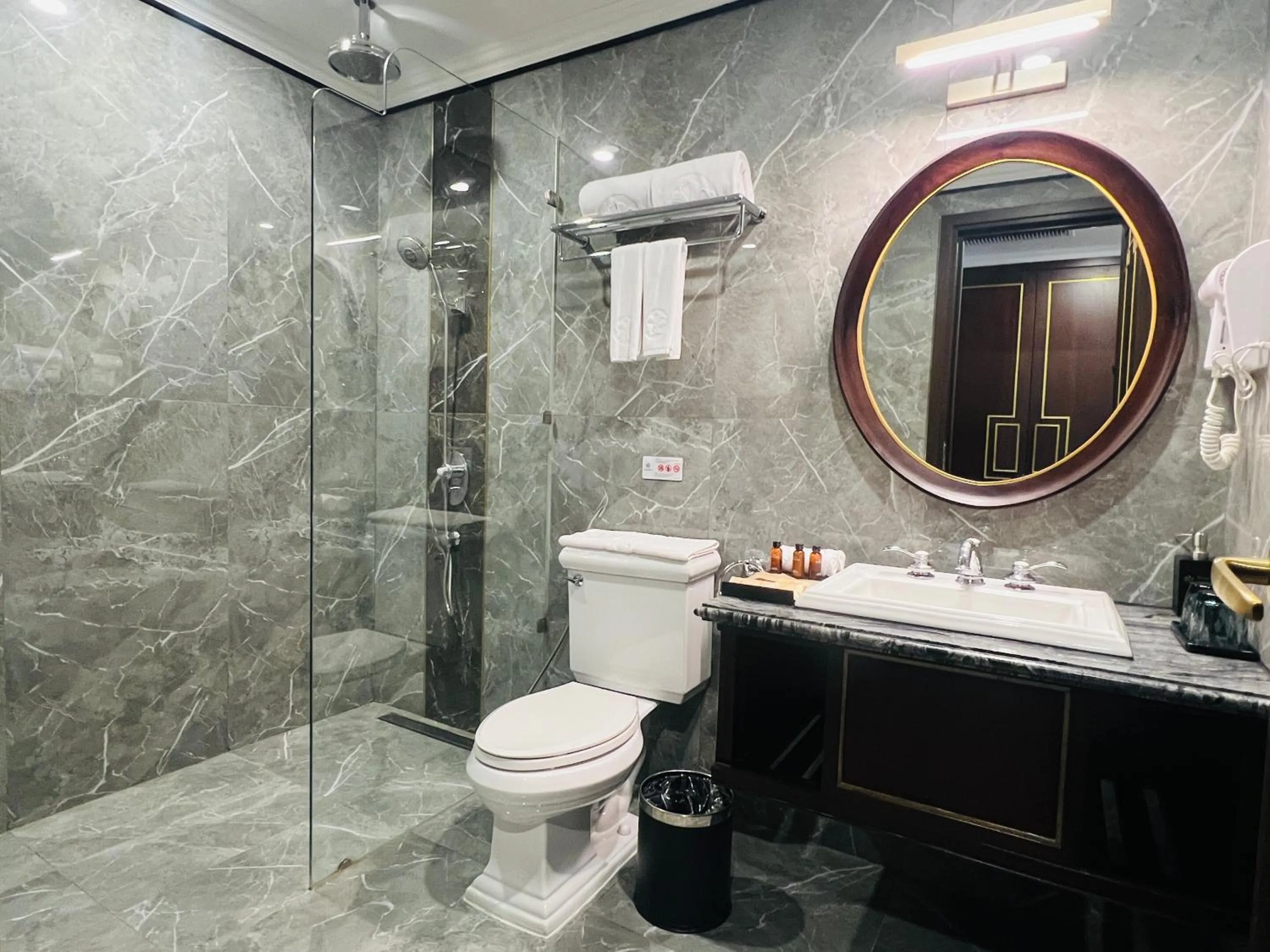 Bathroom in Hotel du Monde Art