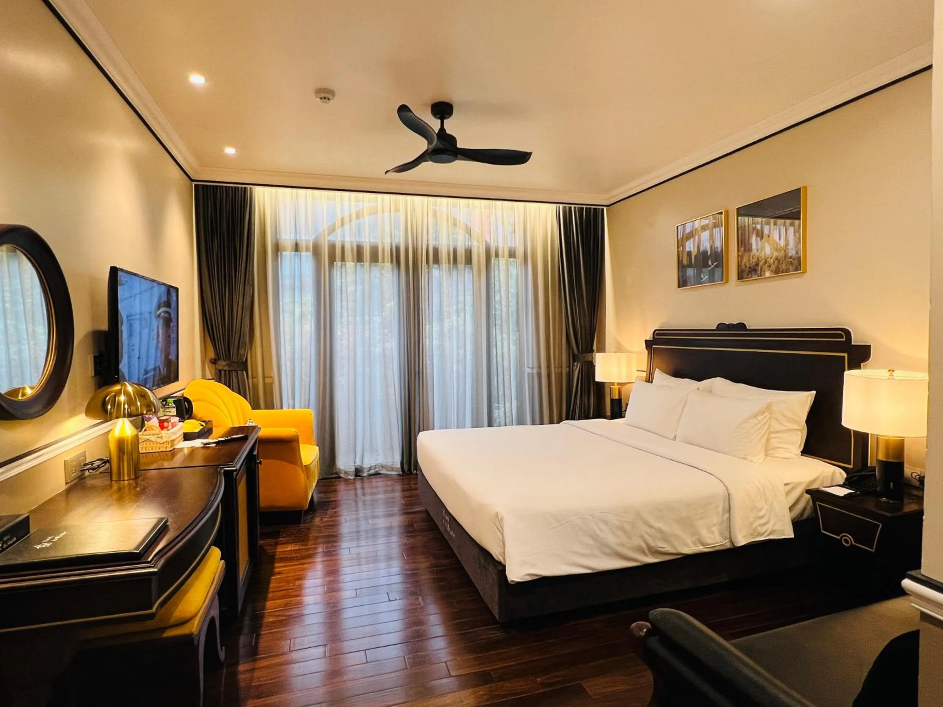 Photo of the whole room, Bed in Hotel du Monde Art