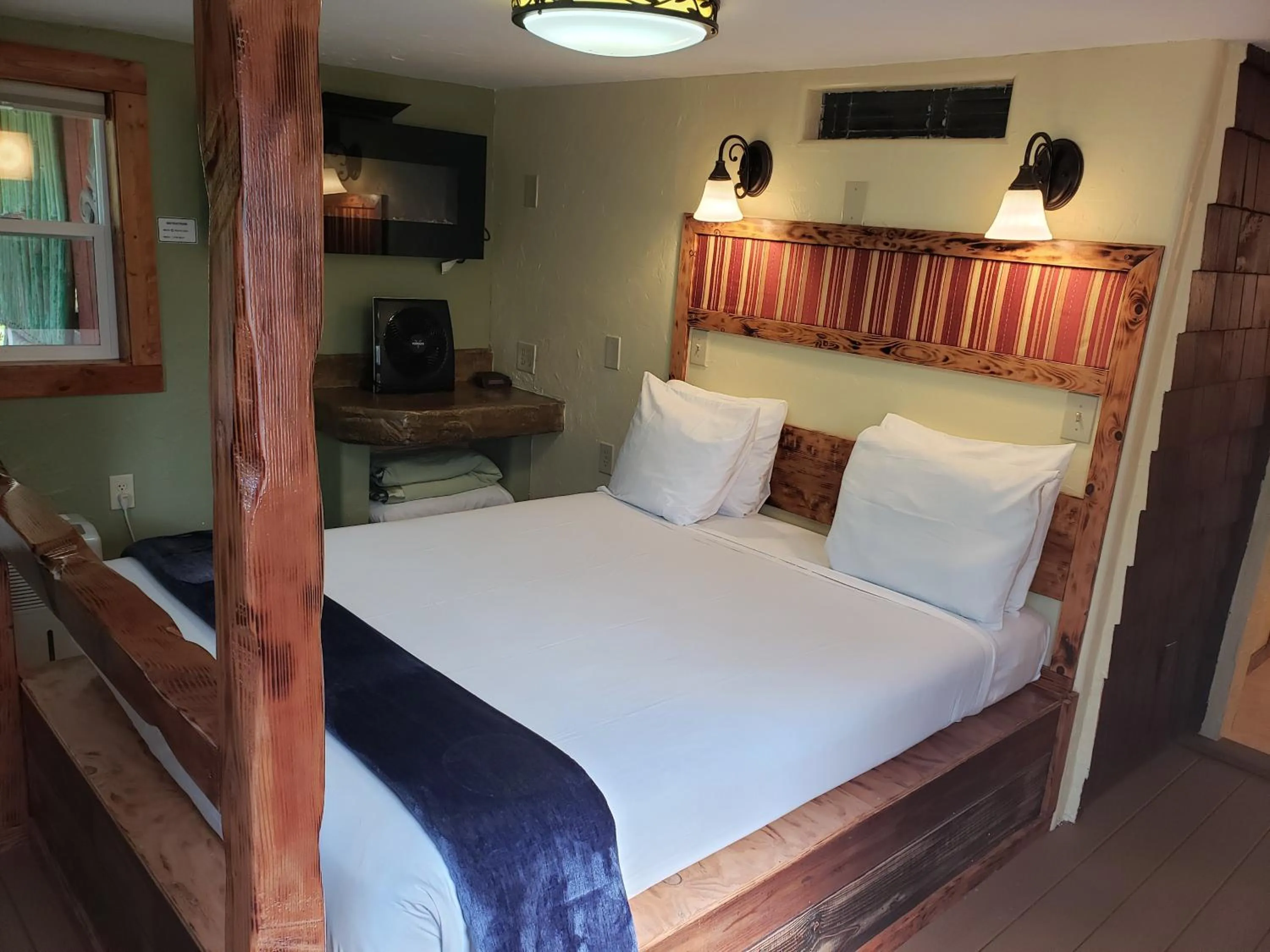 Bedroom, Bed in Chalet Kilauea