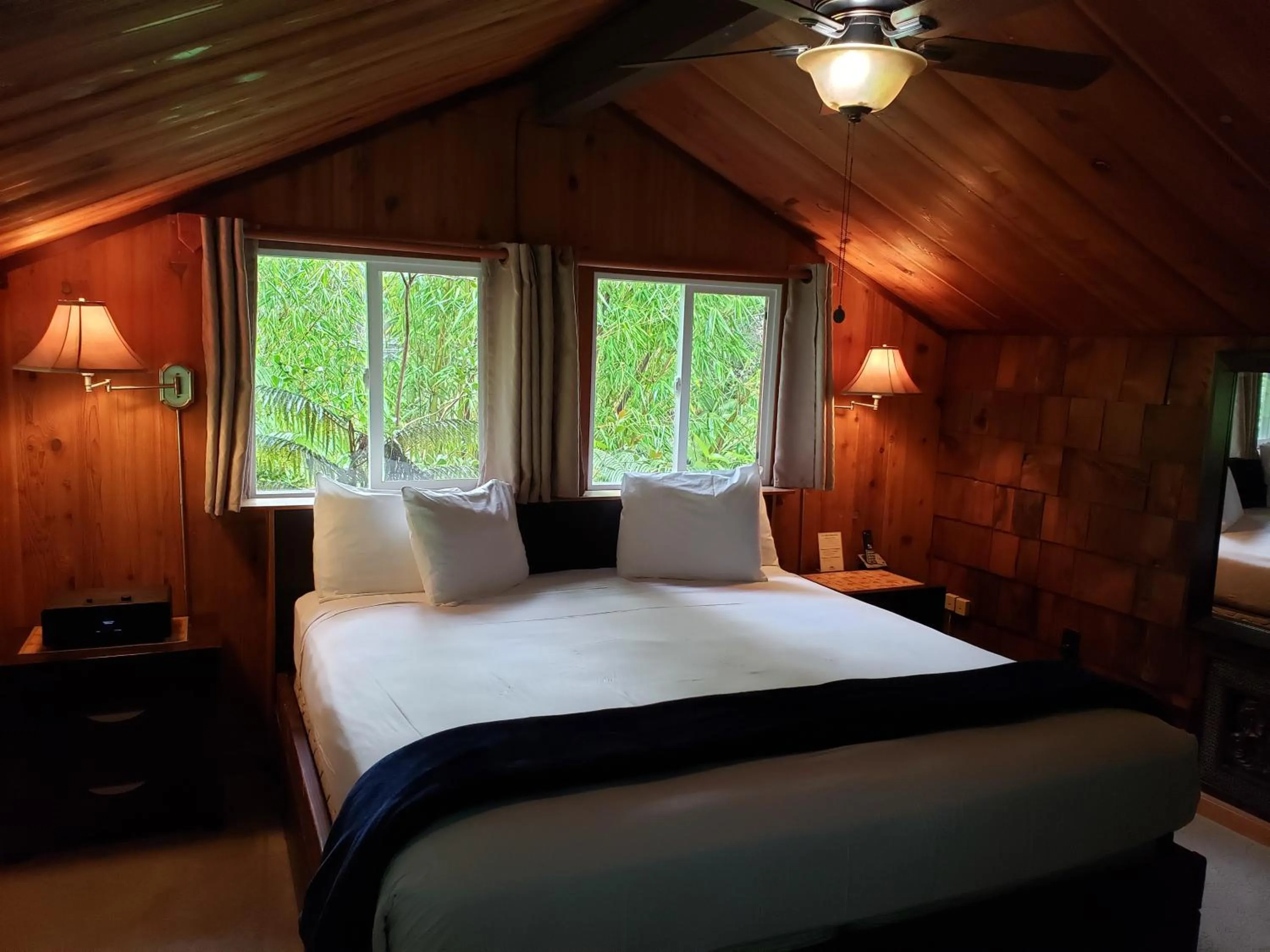 Bedroom, Bed in Chalet Kilauea