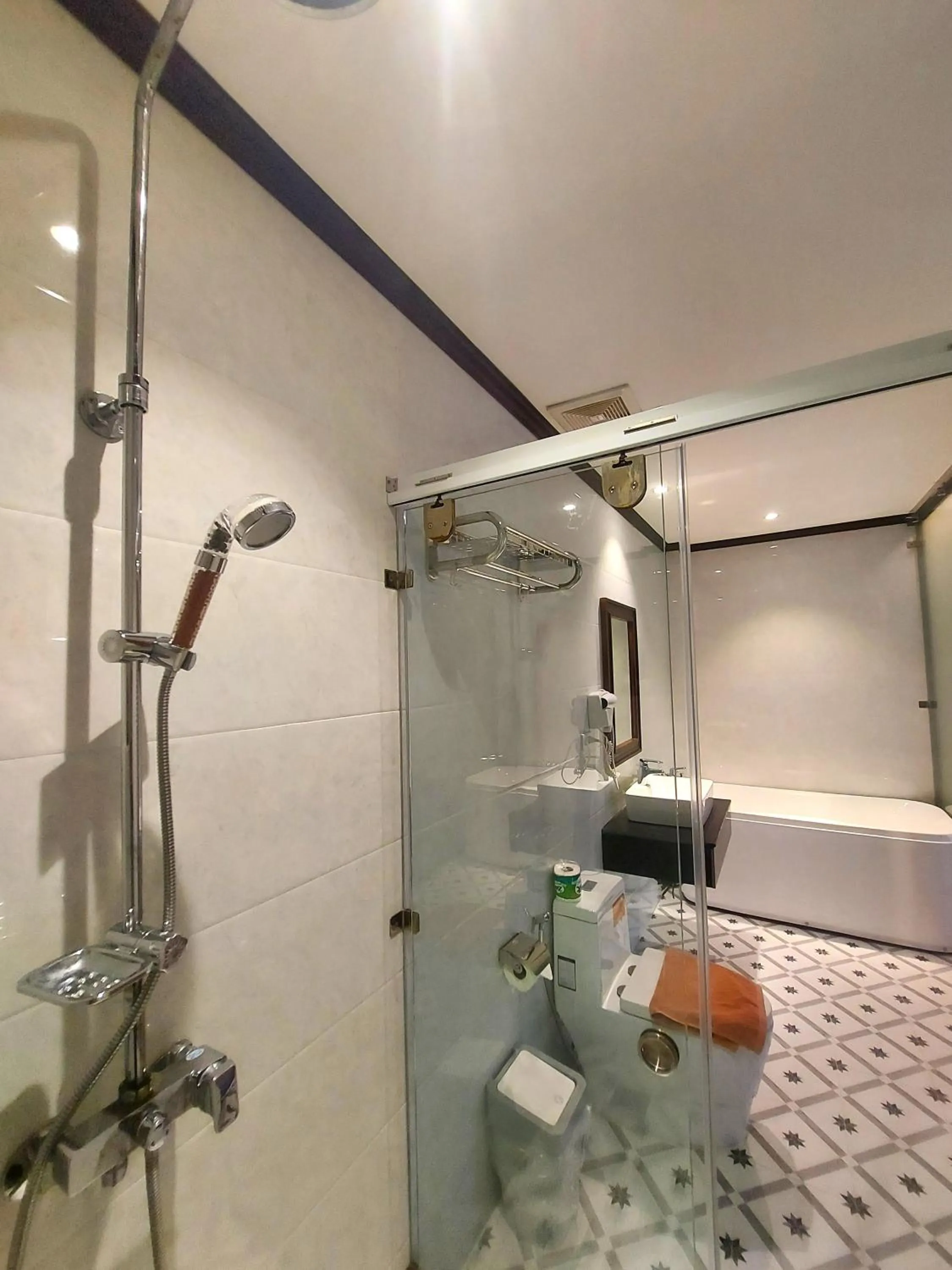 Shower in Meunna Boutique Hotel