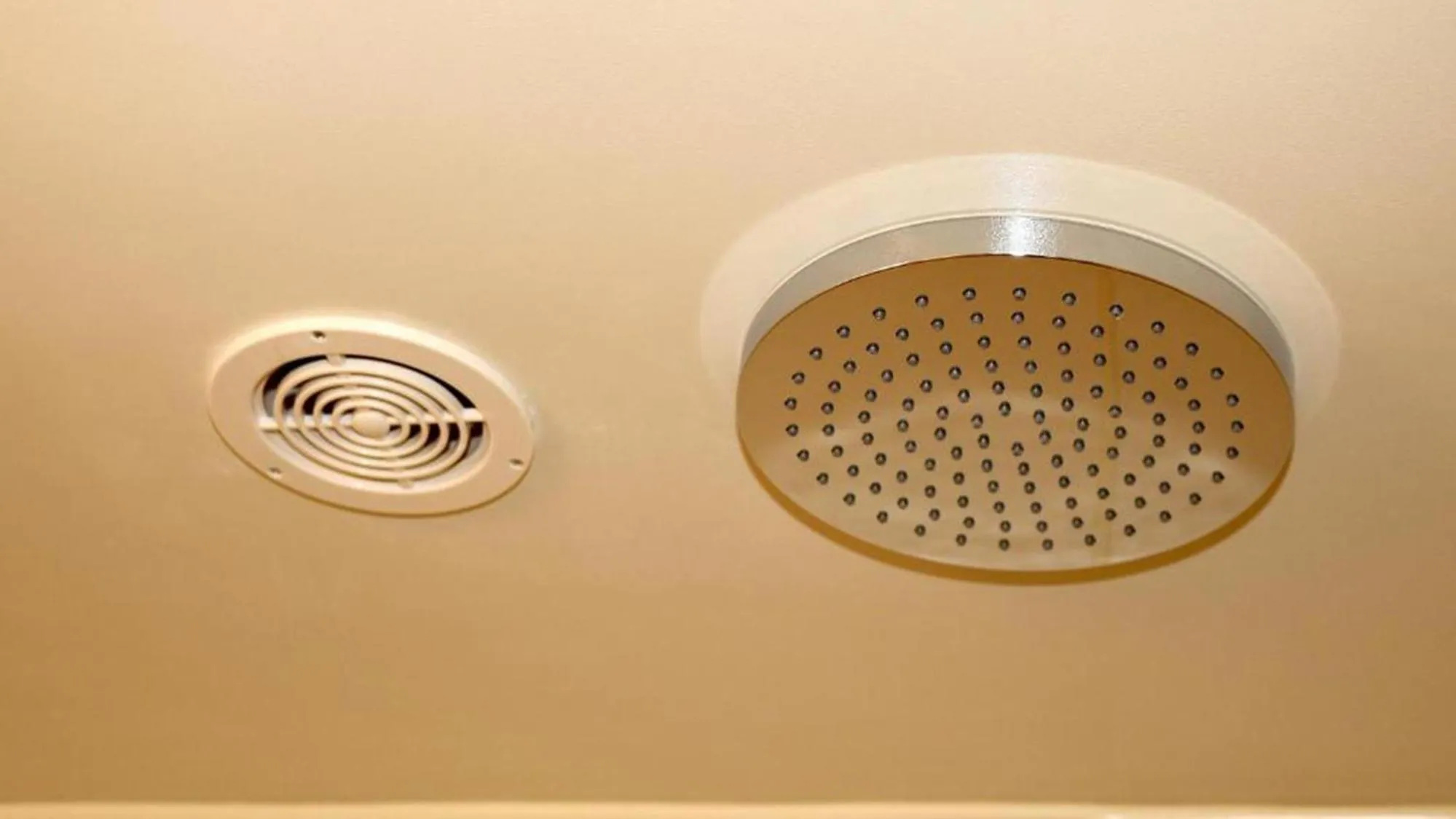 Shower in Toyoko Inn Osaka Tenjinbashi-suji Rokuchome