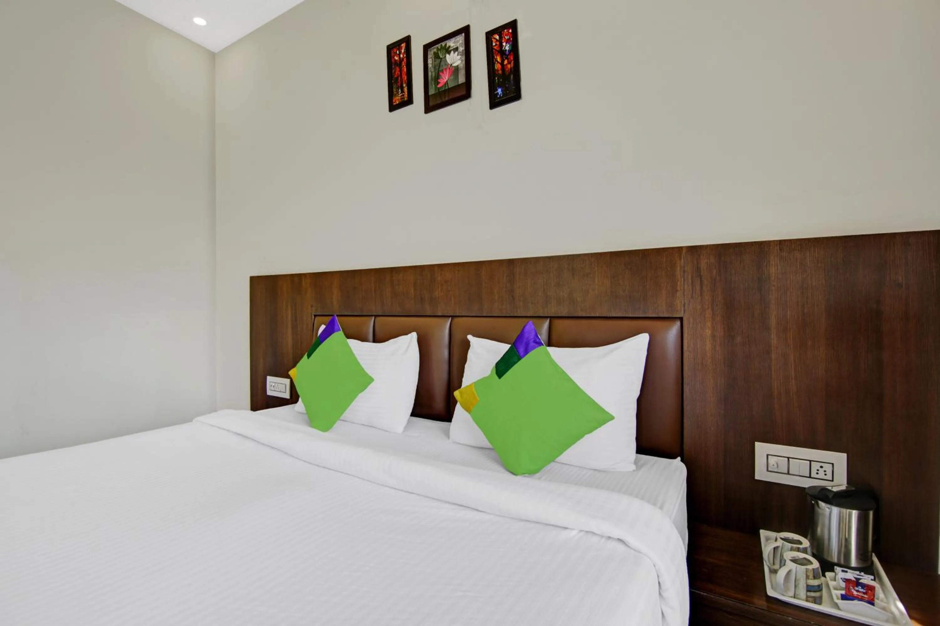 Bathroom, Bed in Hotel Crosswinds West