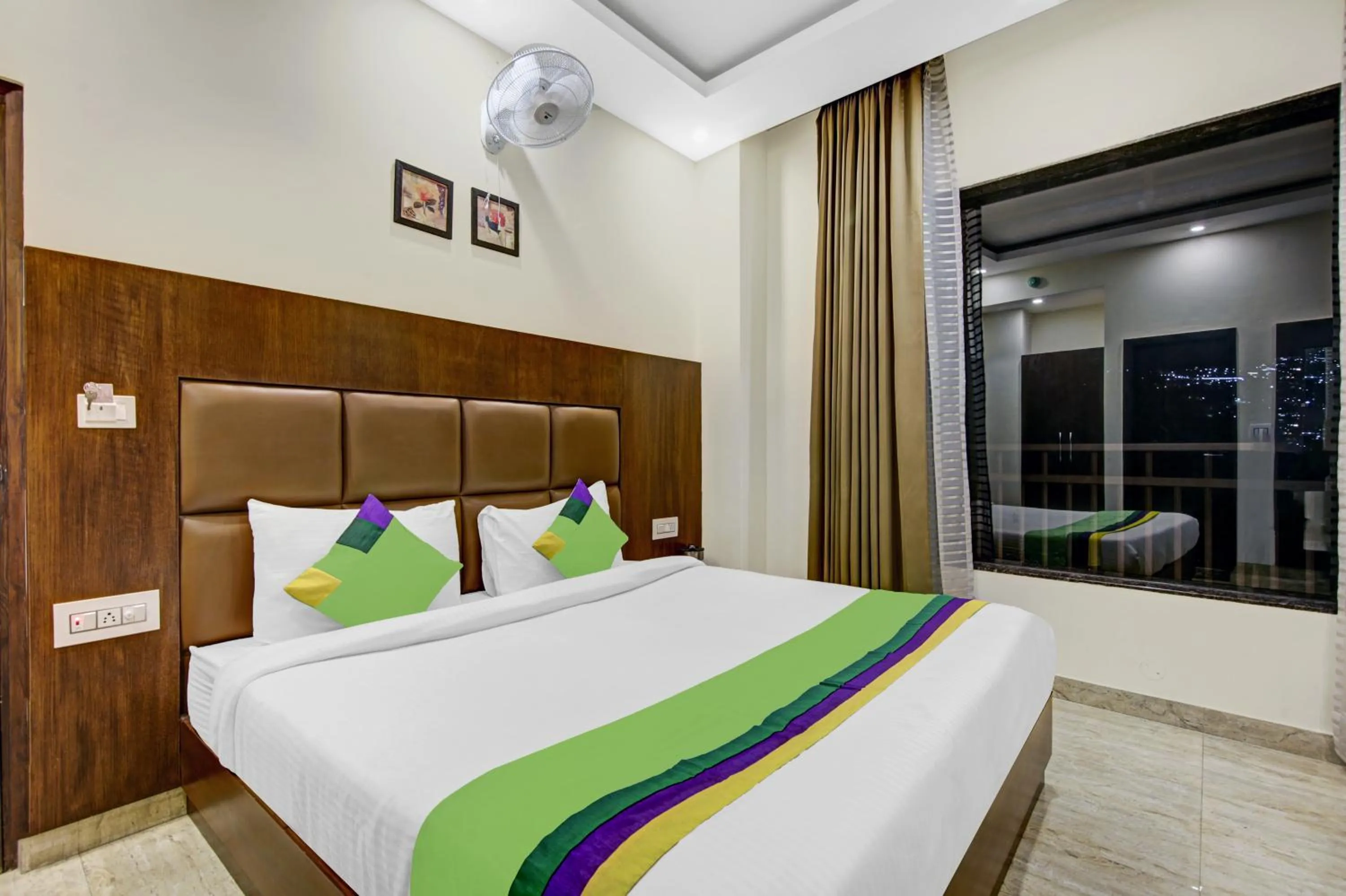 View (from property/room), Bed in Hotel Crosswinds West