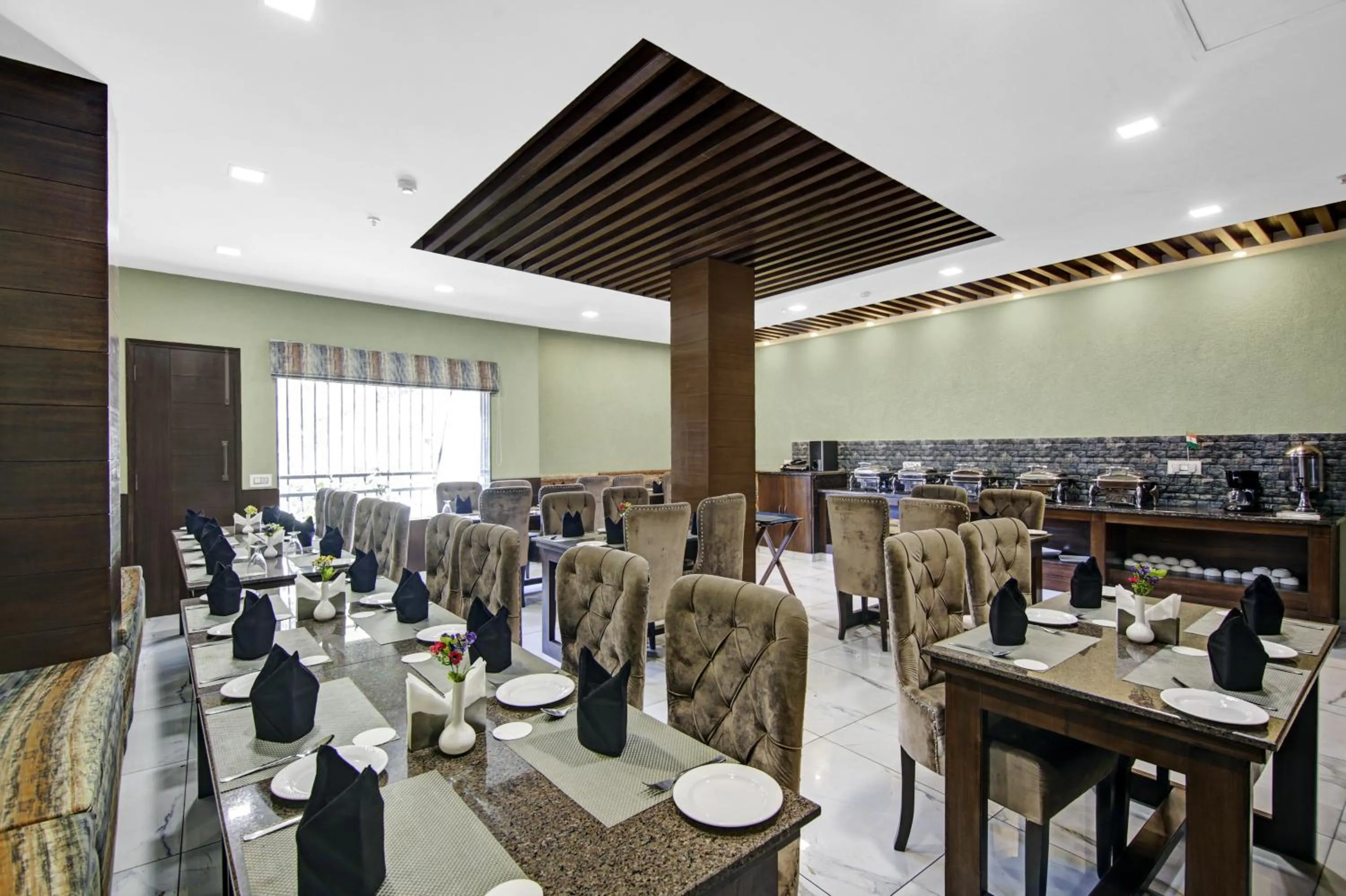 Restaurant/places to eat in Hotel Crosswinds West