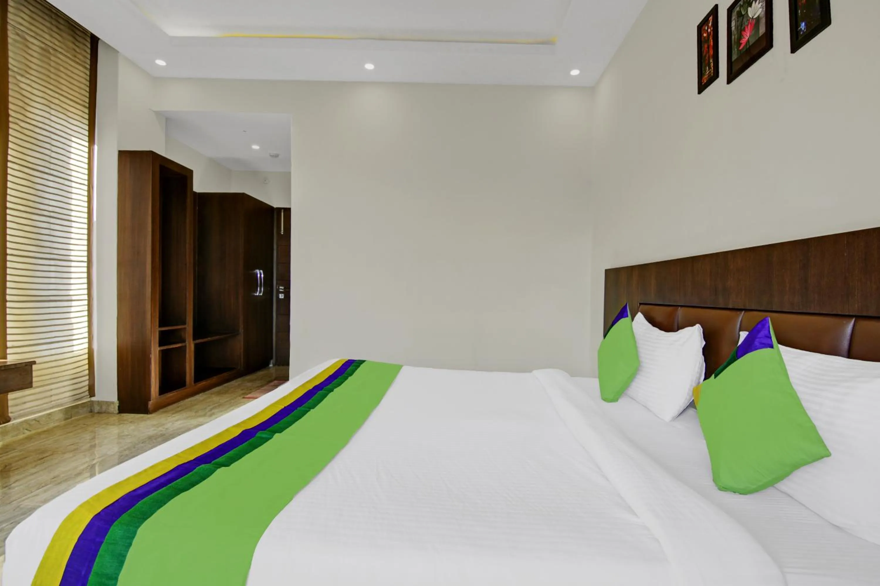 Bedroom, Bed in Hotel Crosswinds West