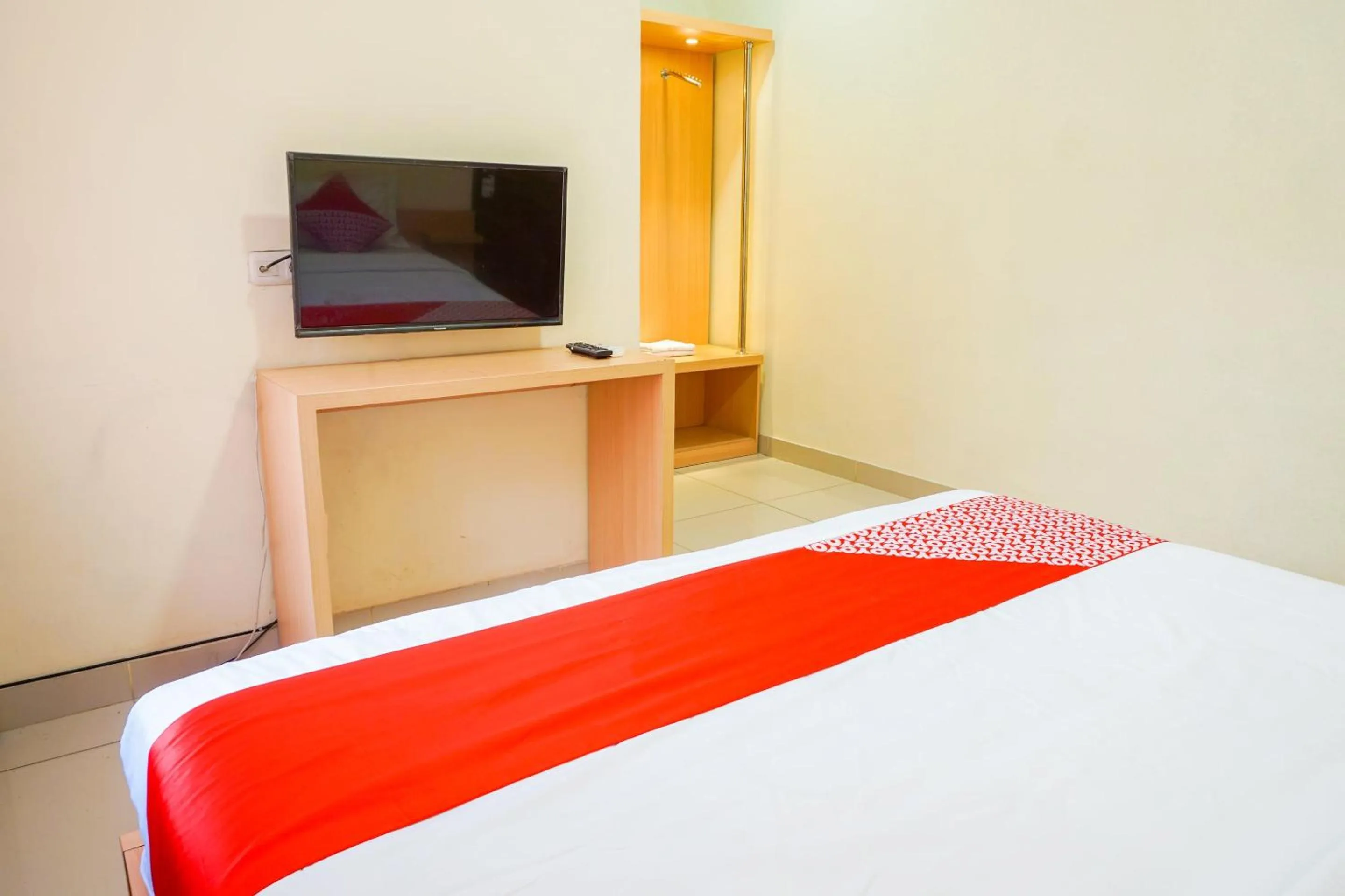 Bedroom, Bed in Hotel O Kebon Jeruk Near Gedung Sate Formerly Kurnia Hotel