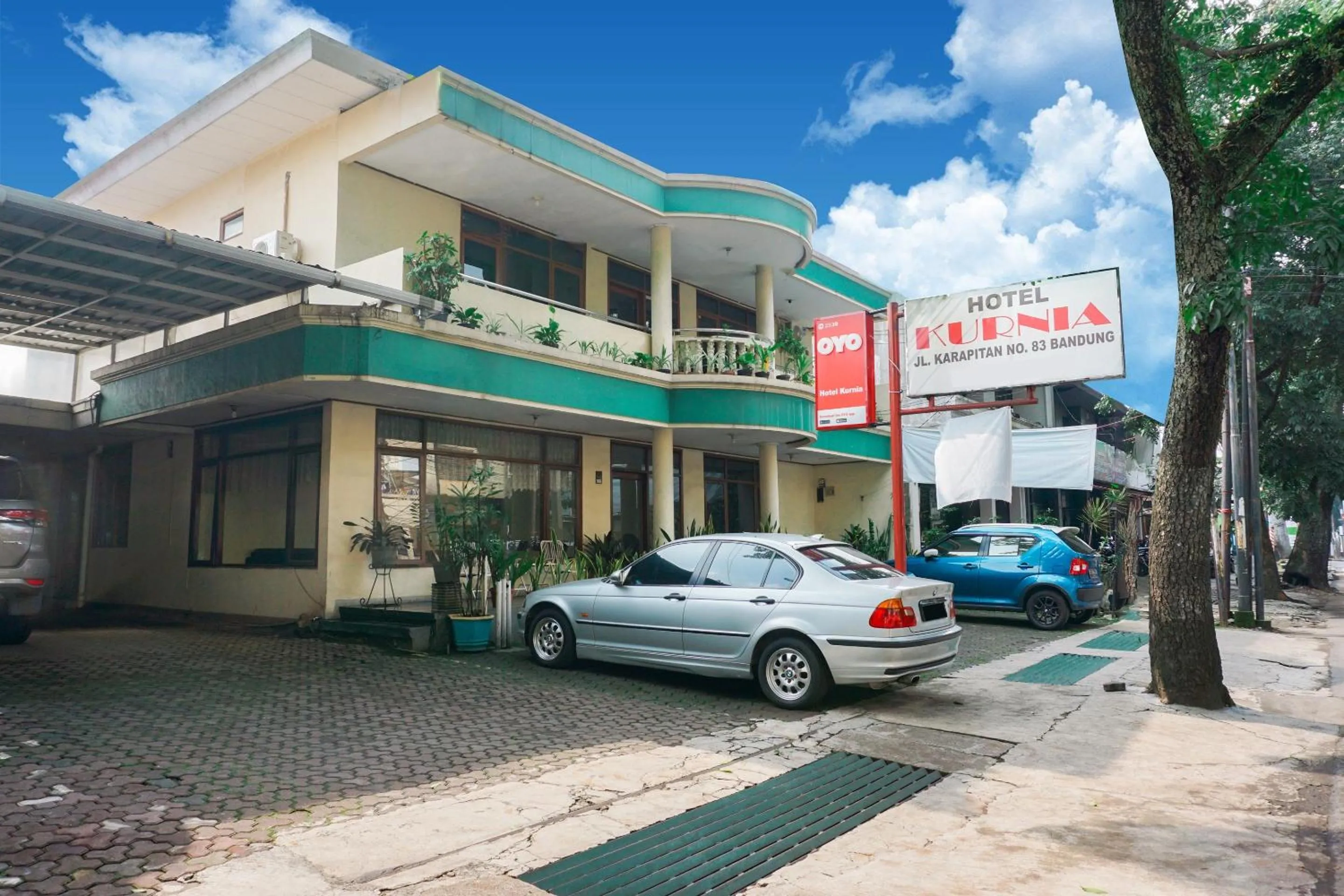 Facade/entrance in Hotel O Kebon Jeruk Near Gedung Sate Formerly Kurnia Hotel