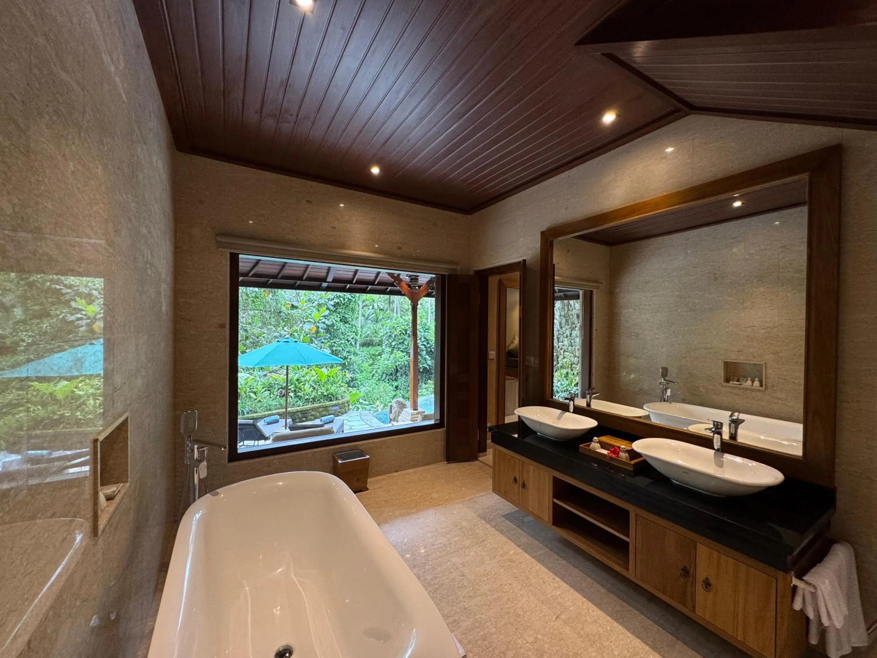 Bath in Sakti Garden Resort & Spa