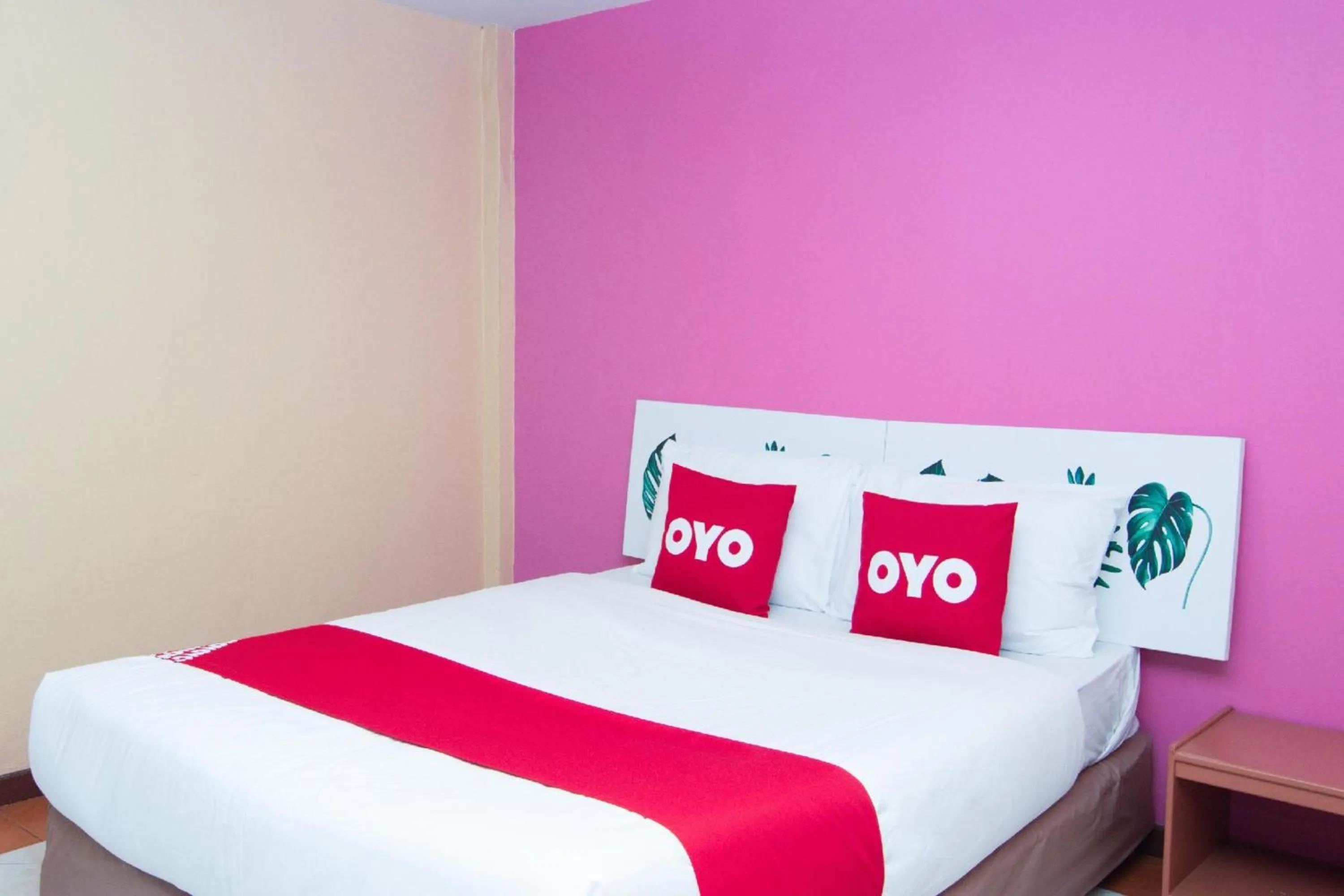 View (from property/room), Bed in OYO 534 Phasuk Hotel