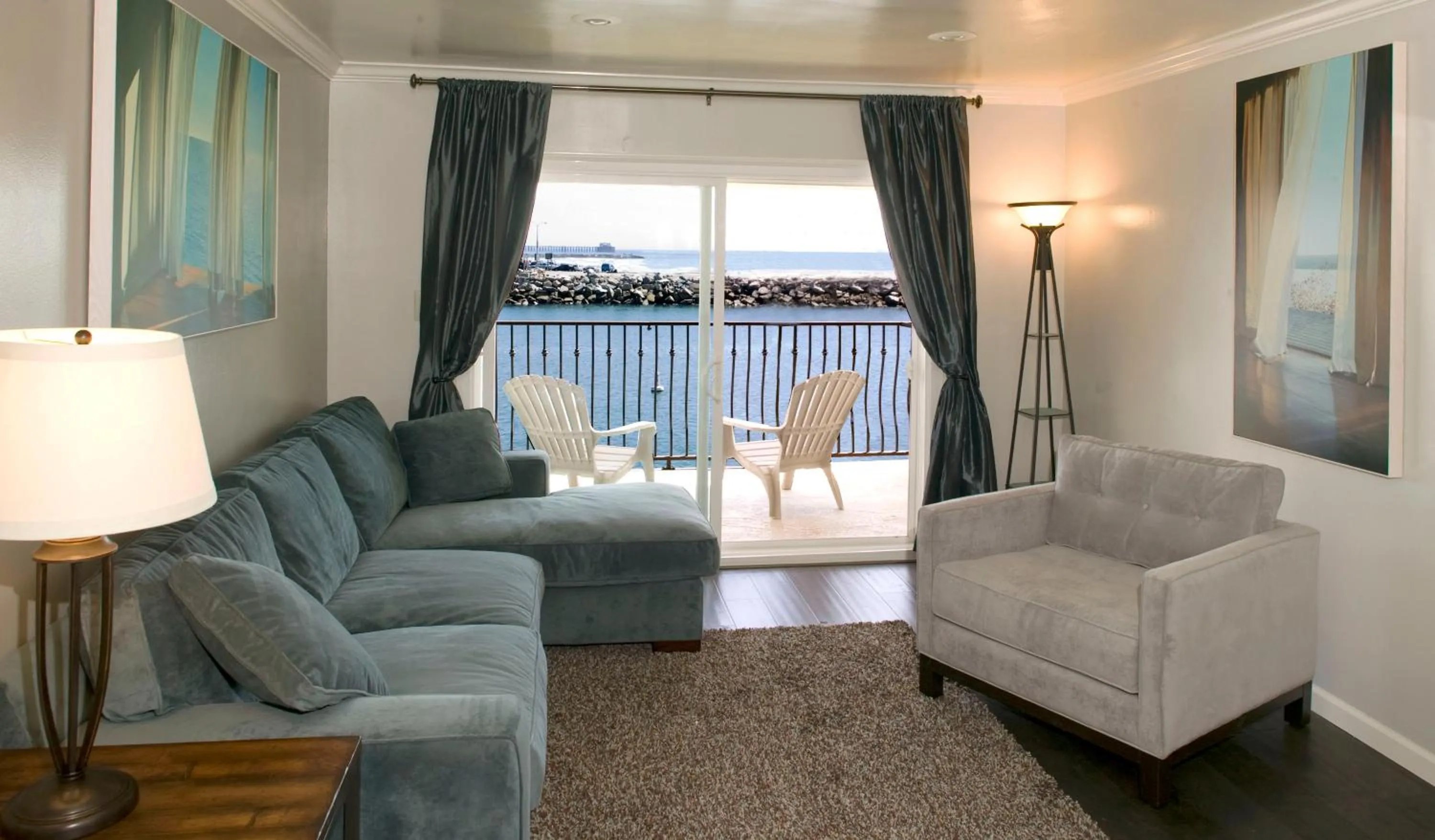Oceanside Marina Suites - A Waterfront Hotel