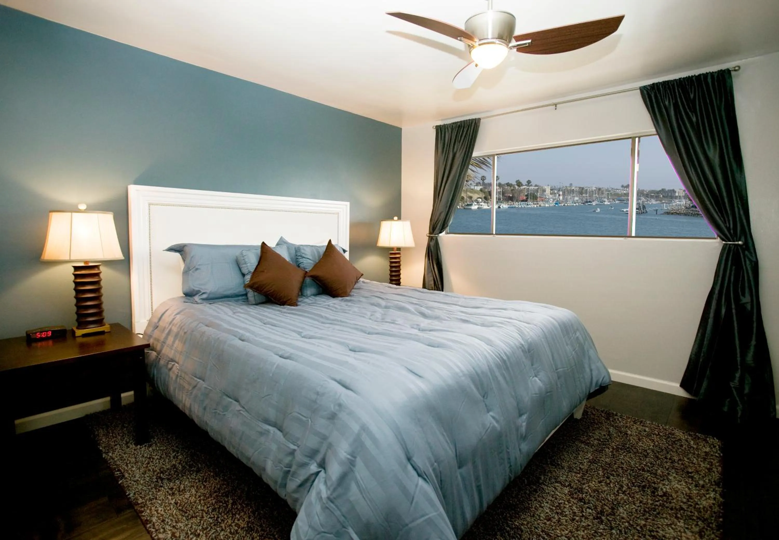 Oceanside Marina Suites - A Waterfront Hotel