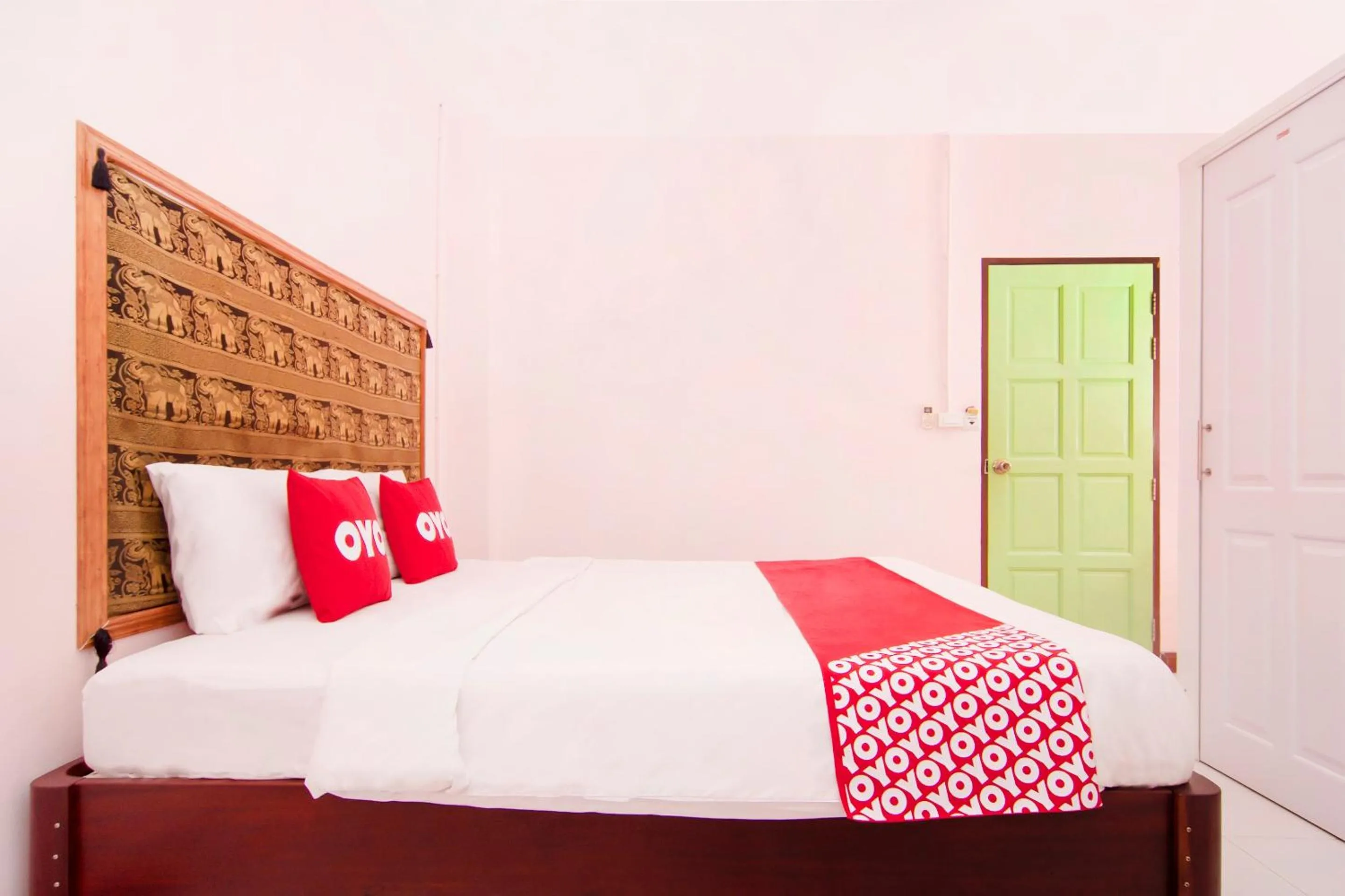 Bedroom, Bed in Baan Taklom Chomtalay