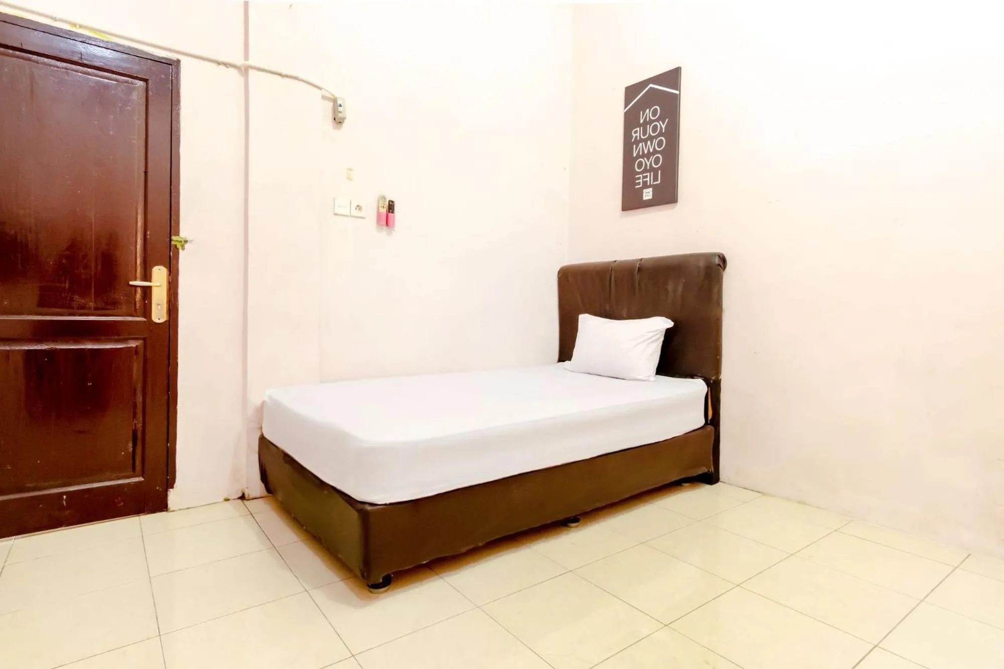 Bedroom, Bed in OYO Life 1839 Samantha Kost