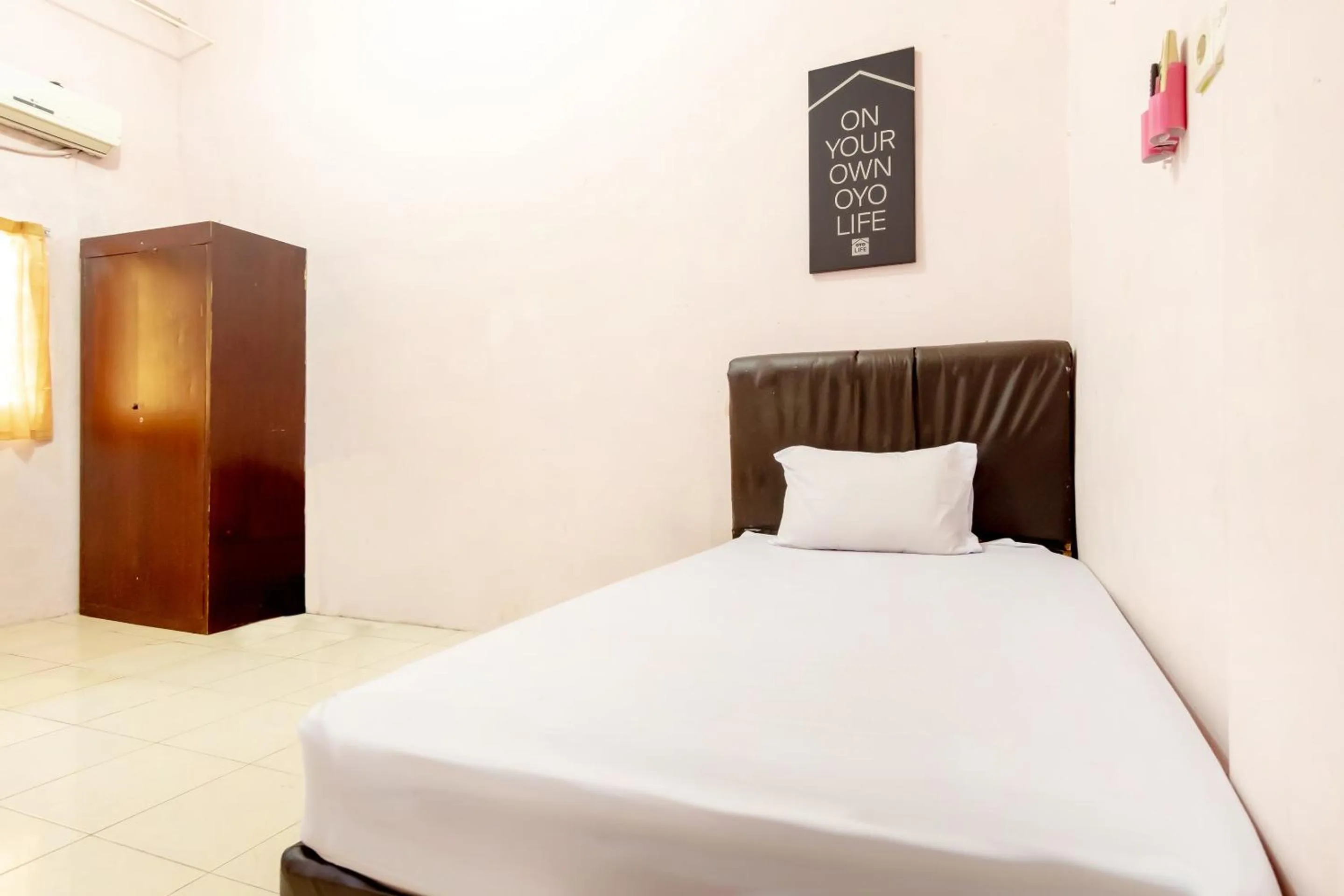 Bedroom, Bed in OYO Life 1839 Samantha Kost