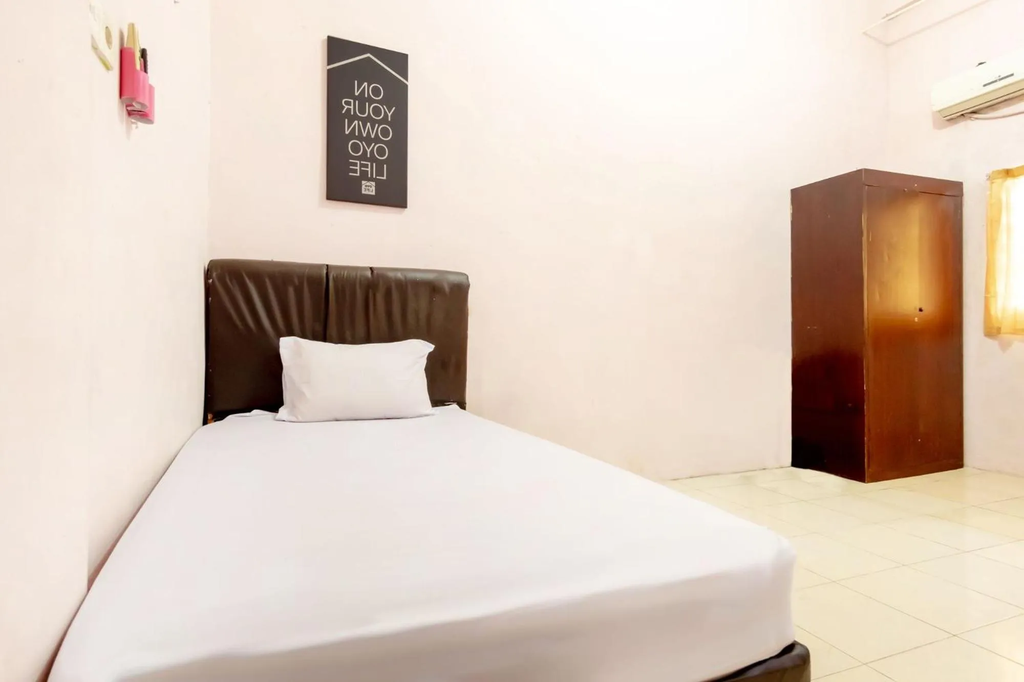 Bedroom, Bed in OYO Life 1839 Samantha Kost