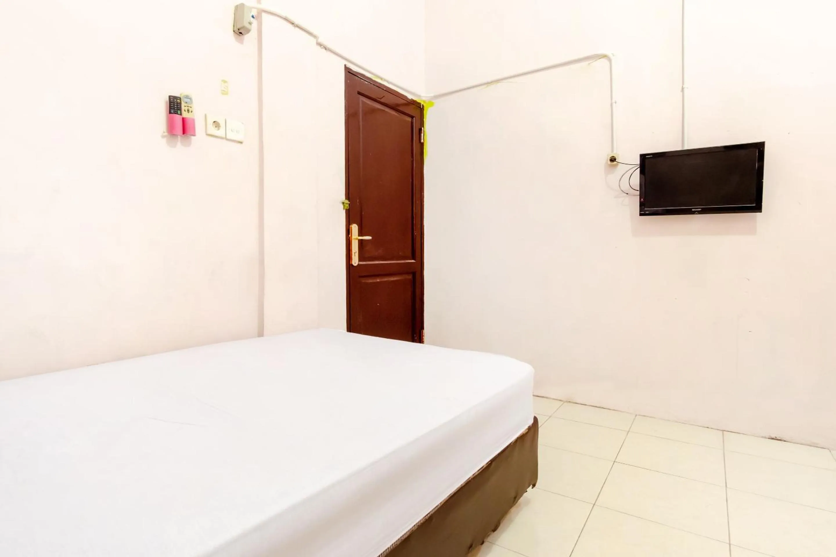 Bedroom, Bed in OYO Life 1839 Samantha Kost