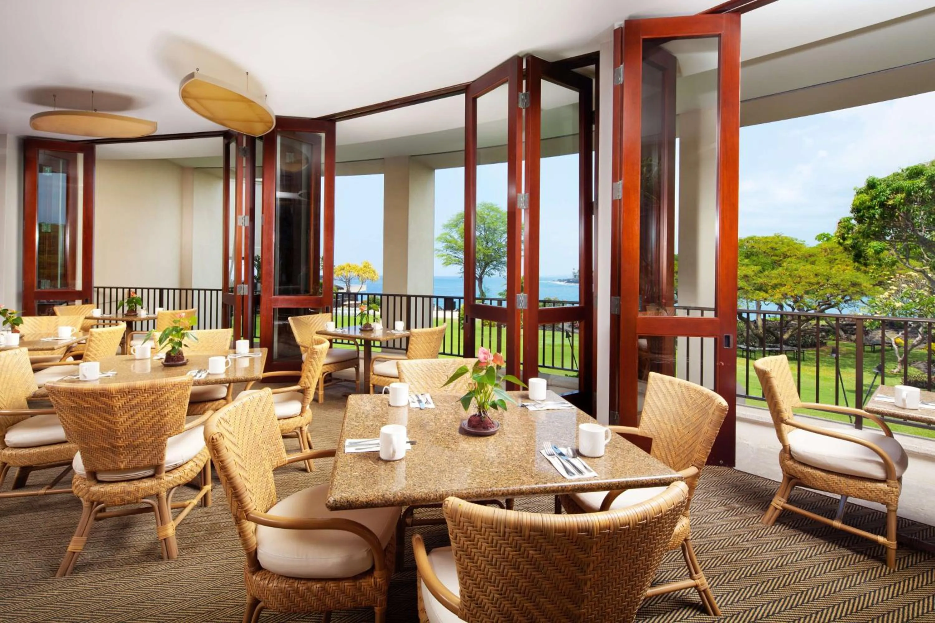 Lounge or bar in OUTRIGGER Kona Resort and Spa