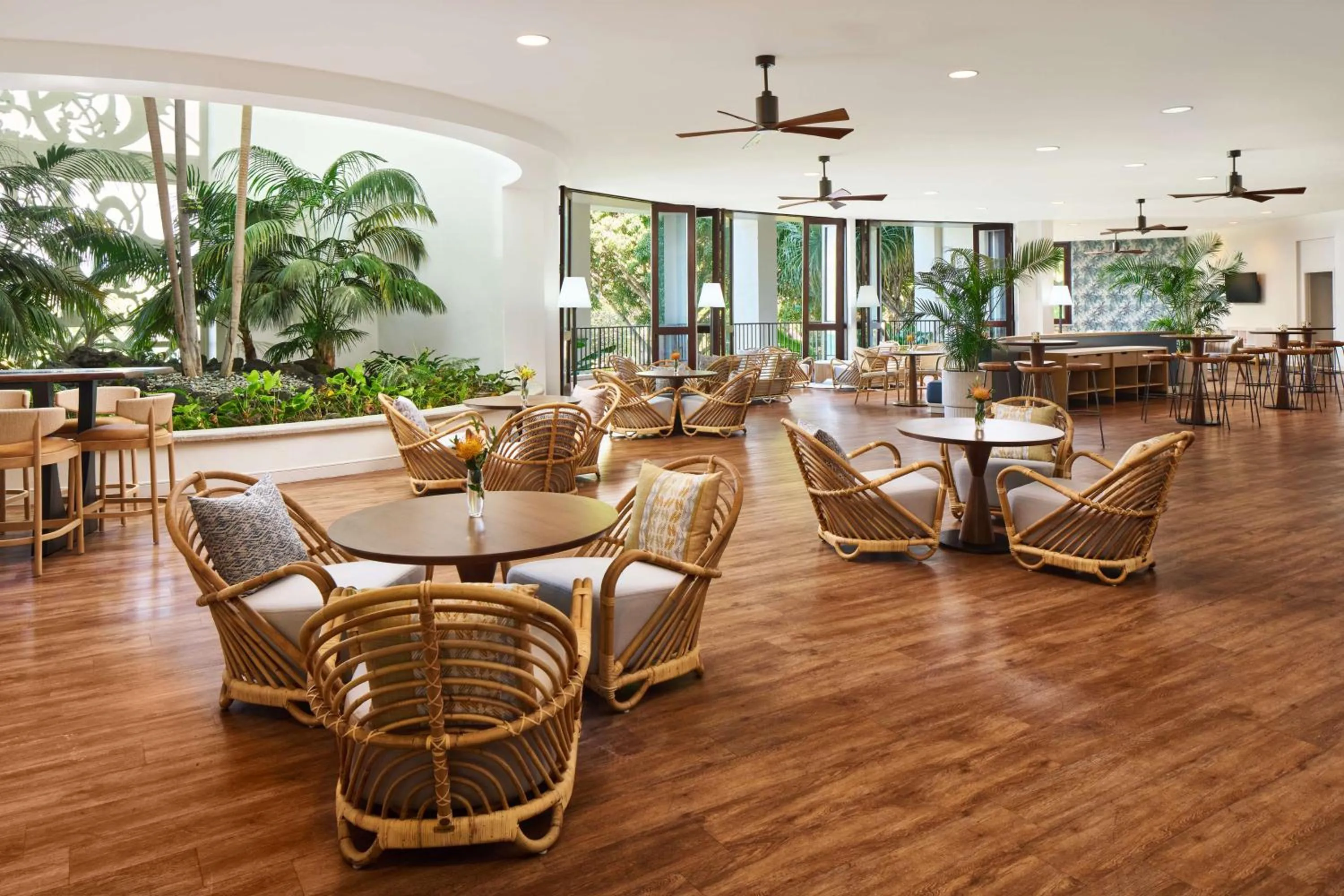 Lounge or bar in OUTRIGGER Kona Resort and Spa