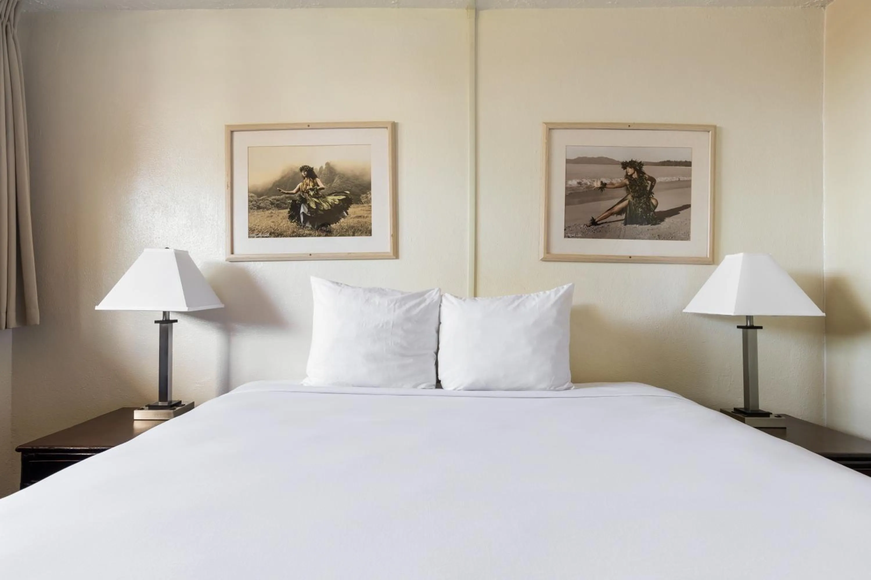 Bed in Maui Seaside Hotel