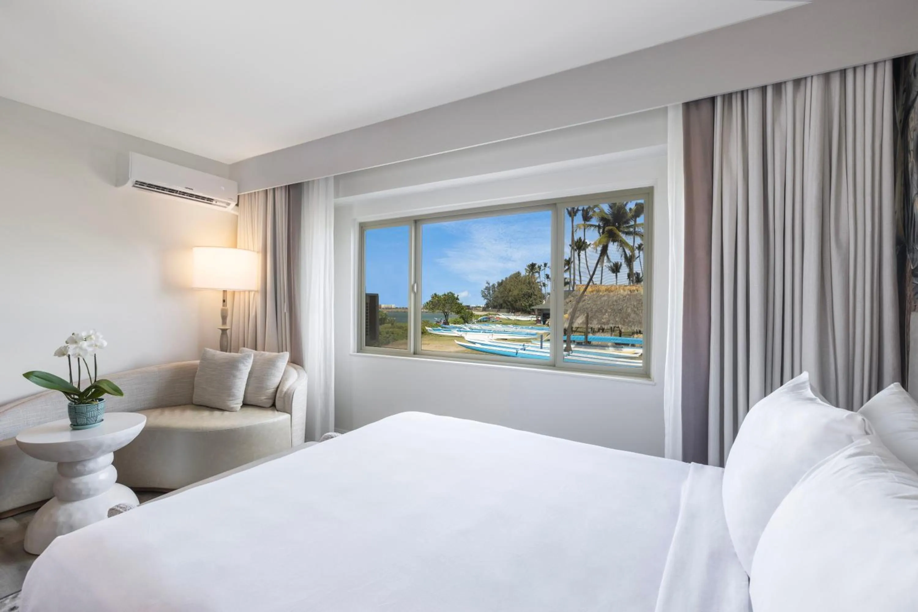 Bedroom, Bed in Maui Seaside Hotel