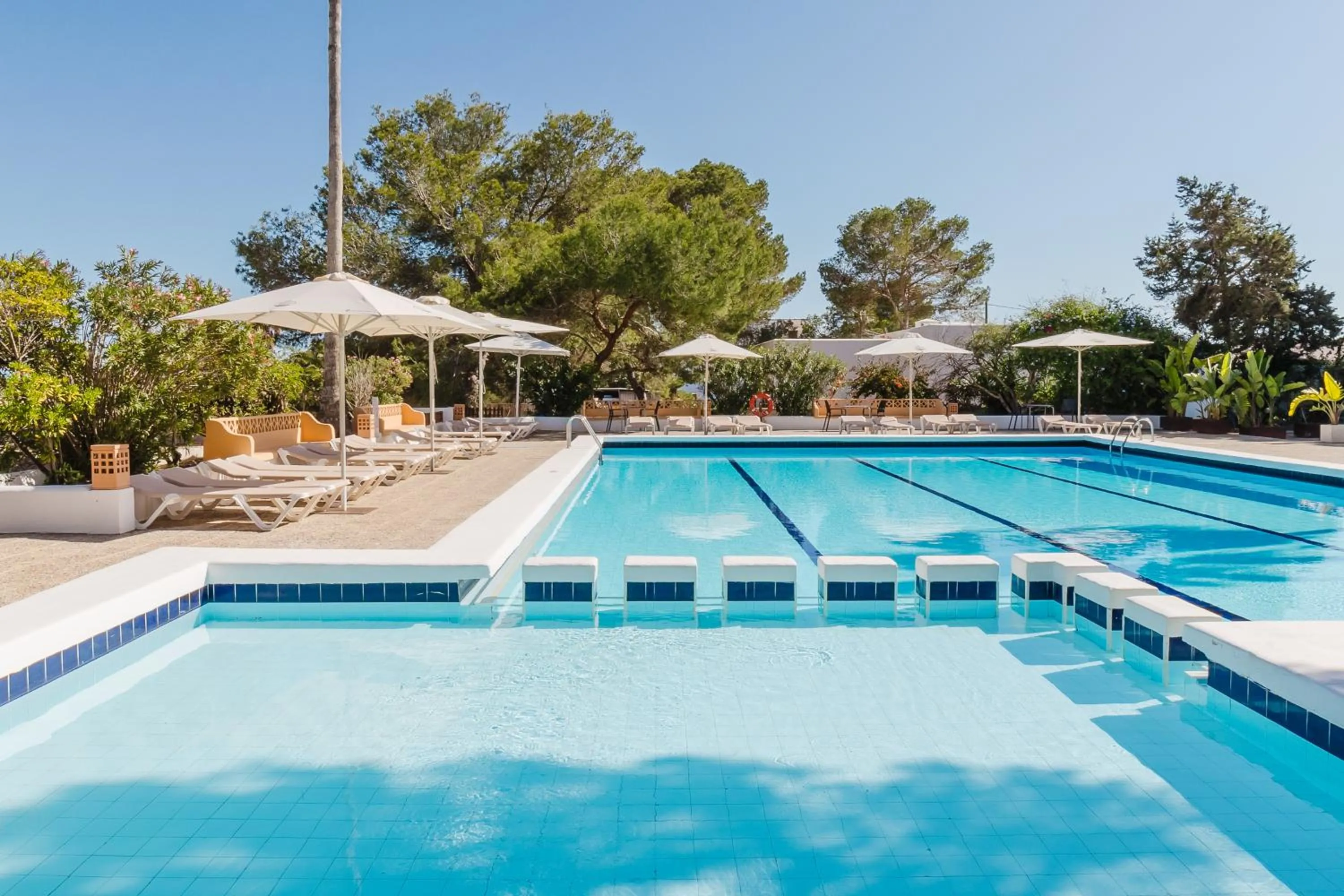 Swimming pool in Bungalows Es Pins - Emar Hotels