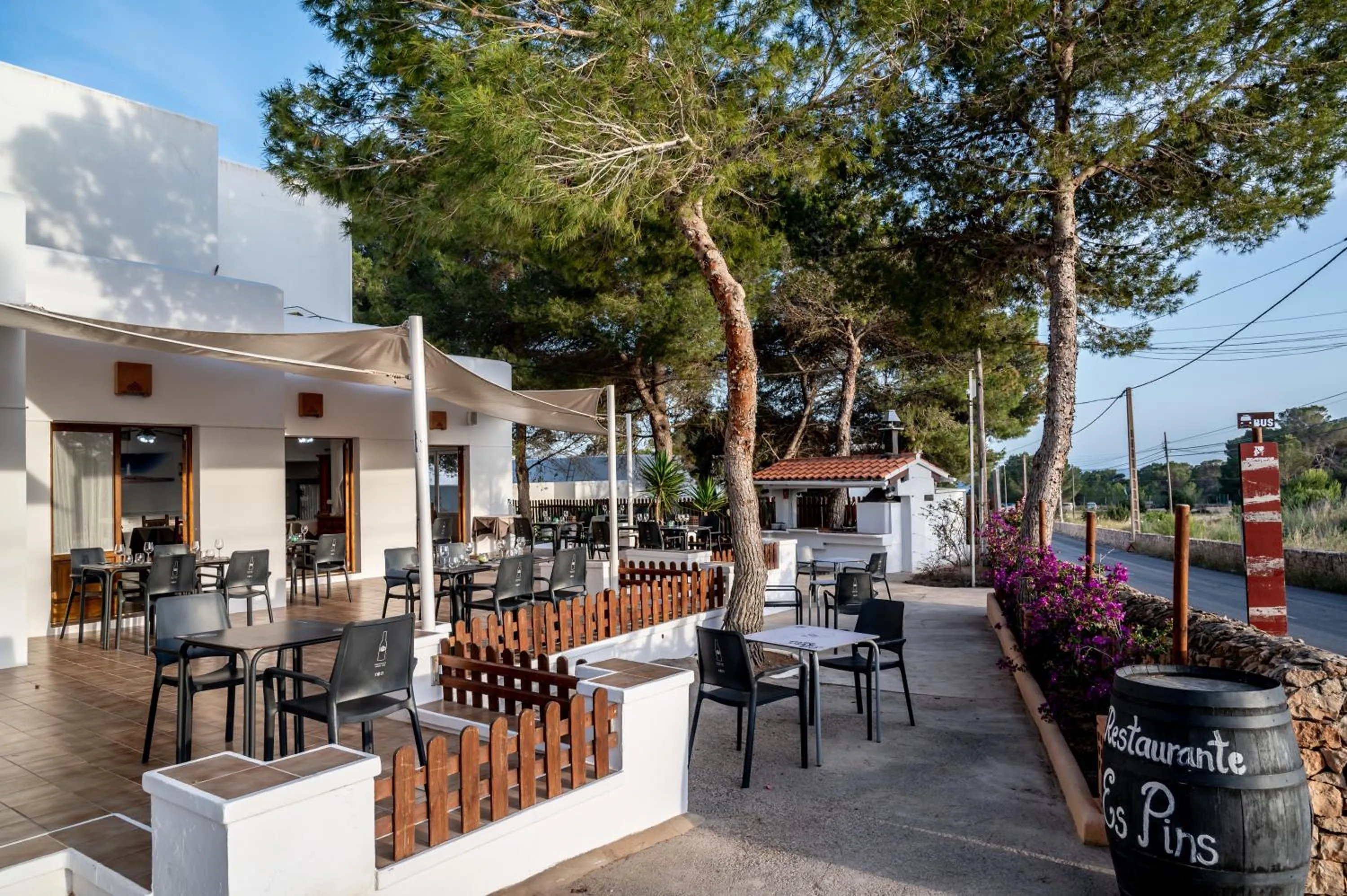 Restaurant/places to eat in Bungalows Es Pins - Emar Hotels