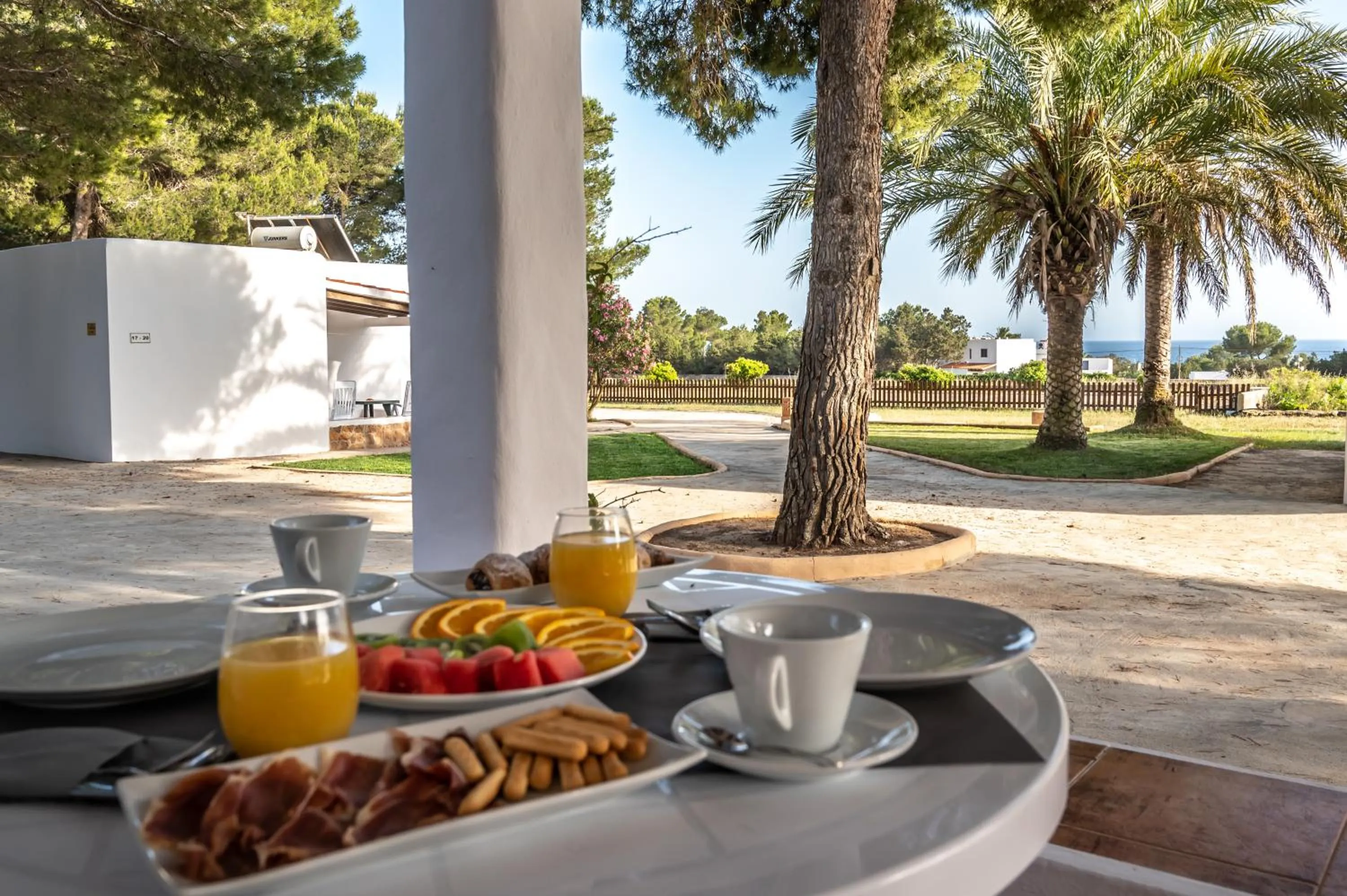 Food and drinks in Bungalows Es Pins - Emar Hotels