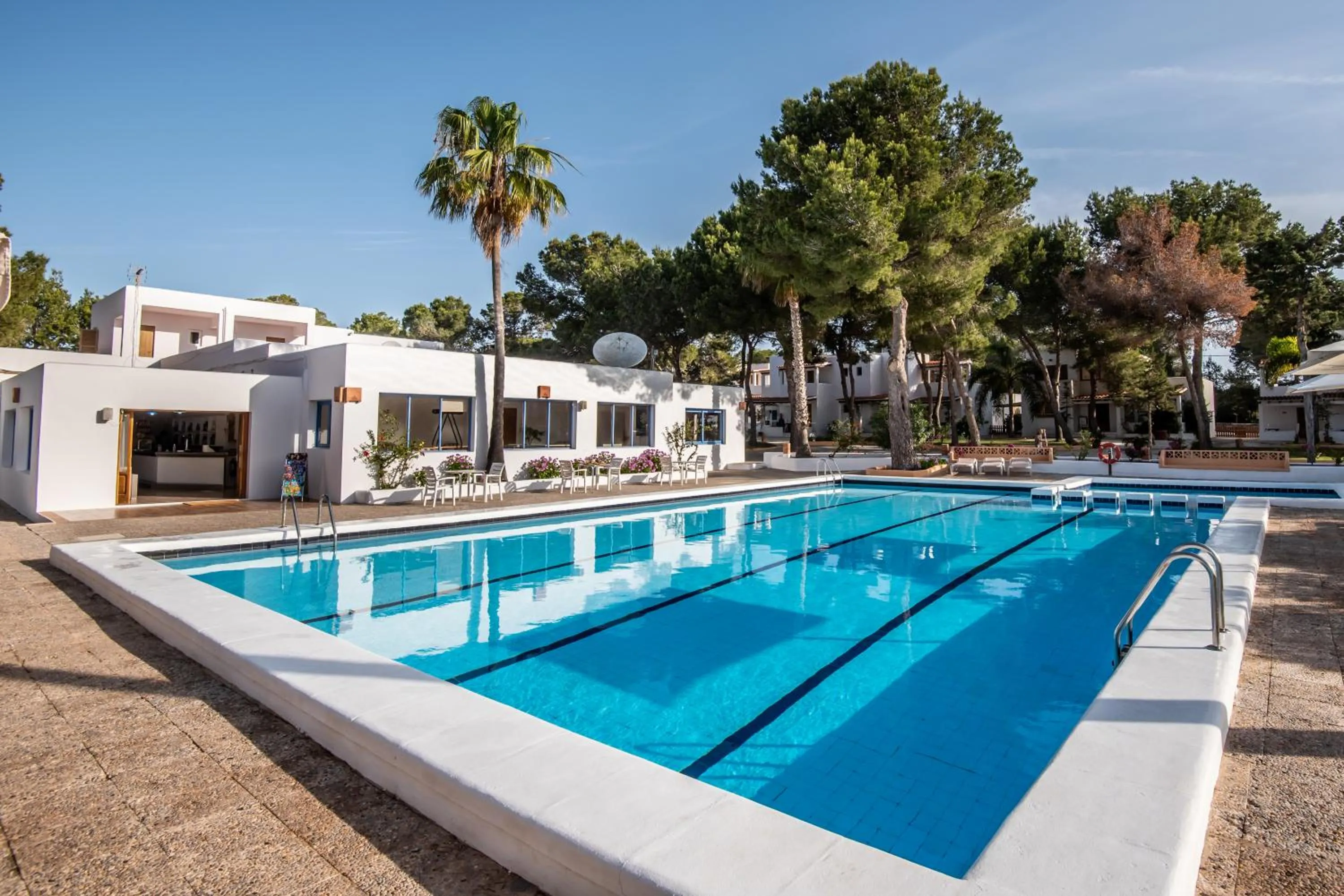 Swimming pool in Bungalows Es Pins - Emar Hotels