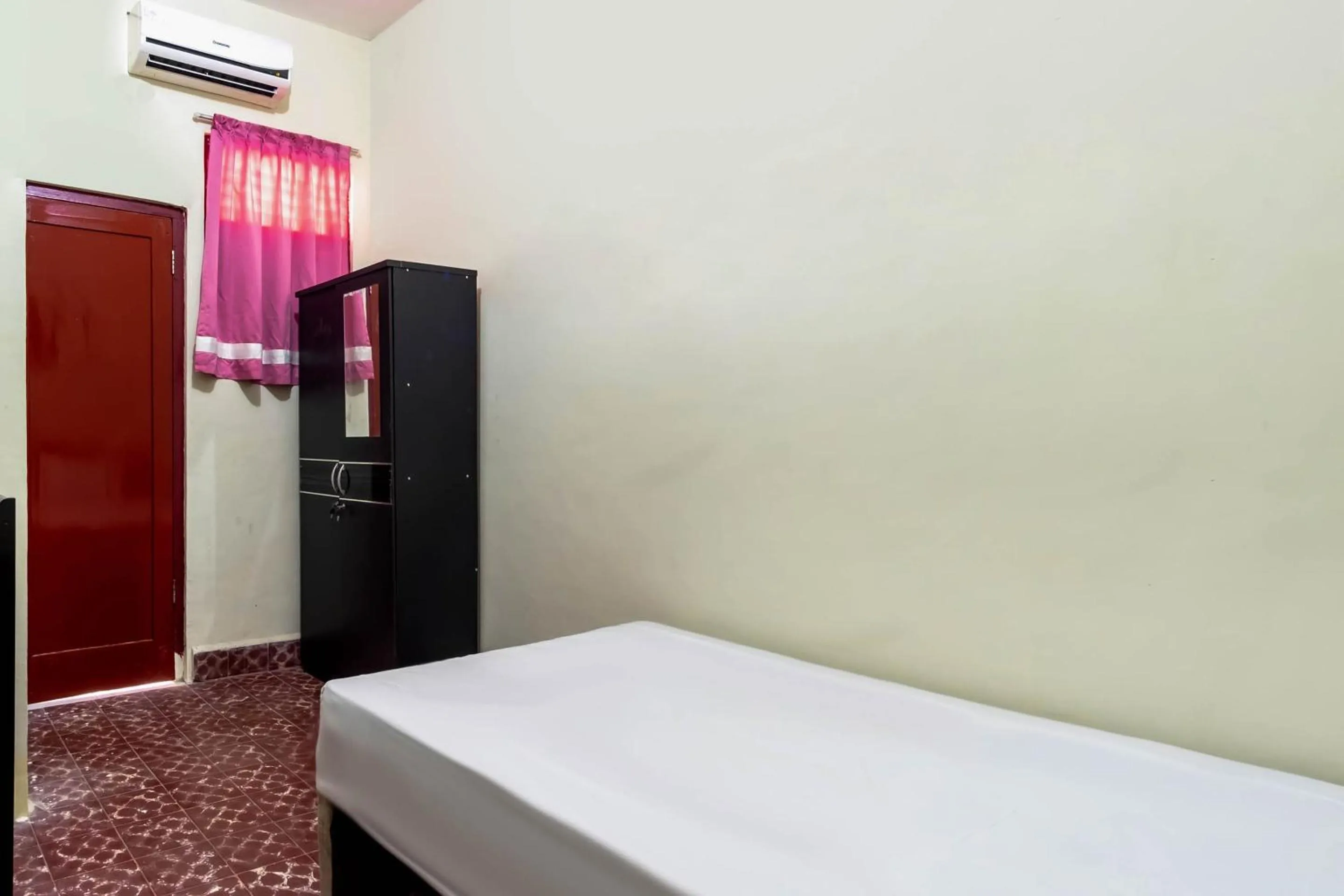 Bedroom, Bed in OYO Living 2604 Elicia Kost