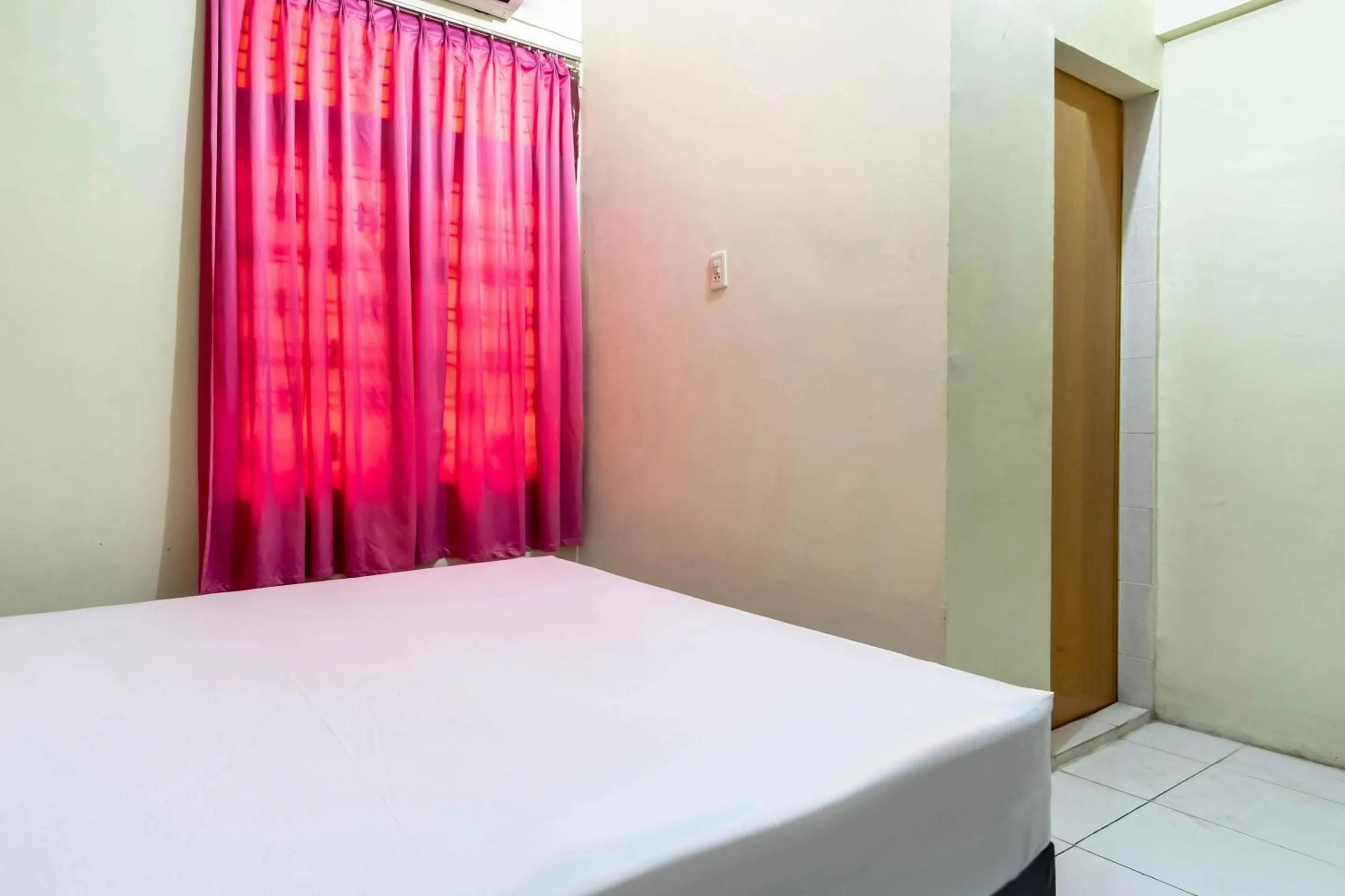 Bedroom, Bed in OYO Living 2604 Elicia Kost