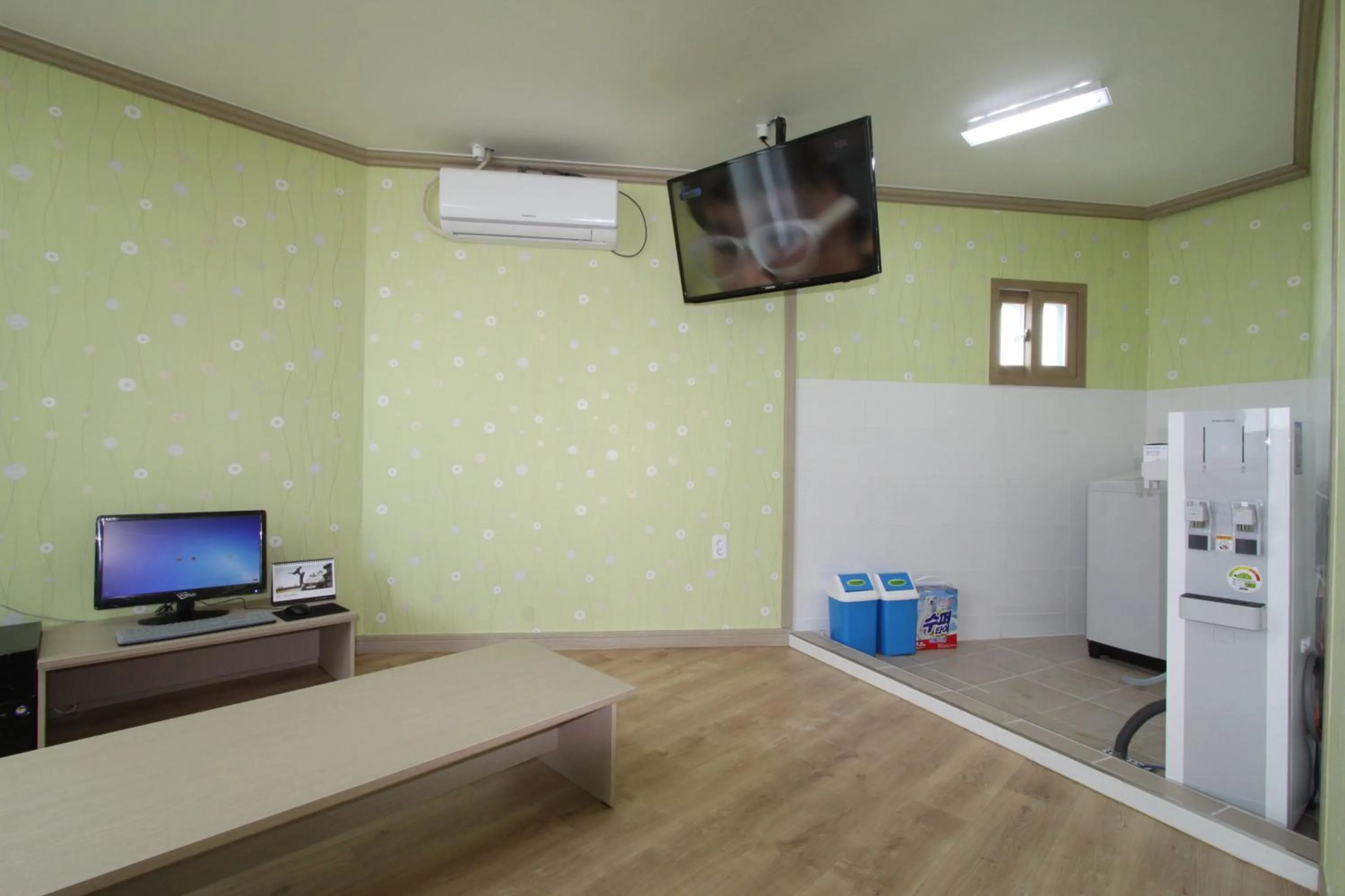 TV and multimedia in Hostel Dahyun & Guesthouse