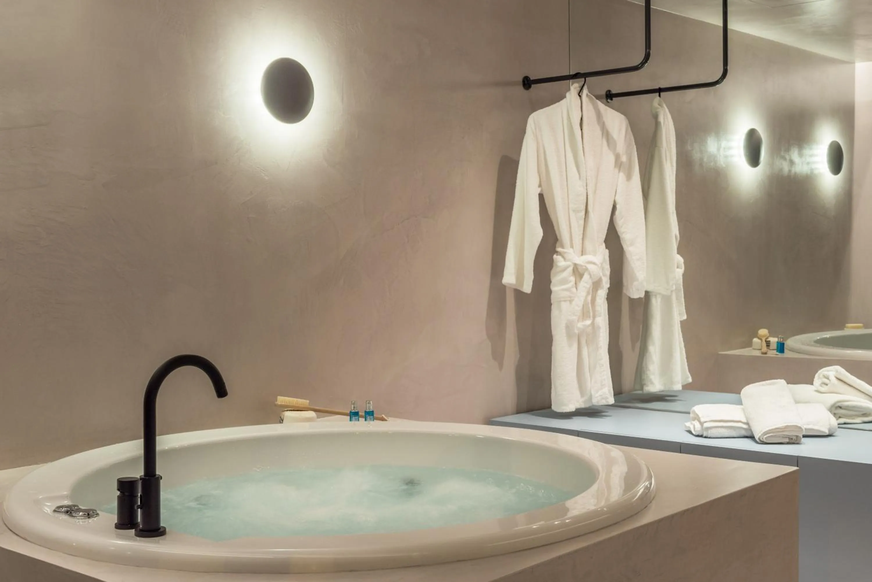 Hot Tub in Urban Suites