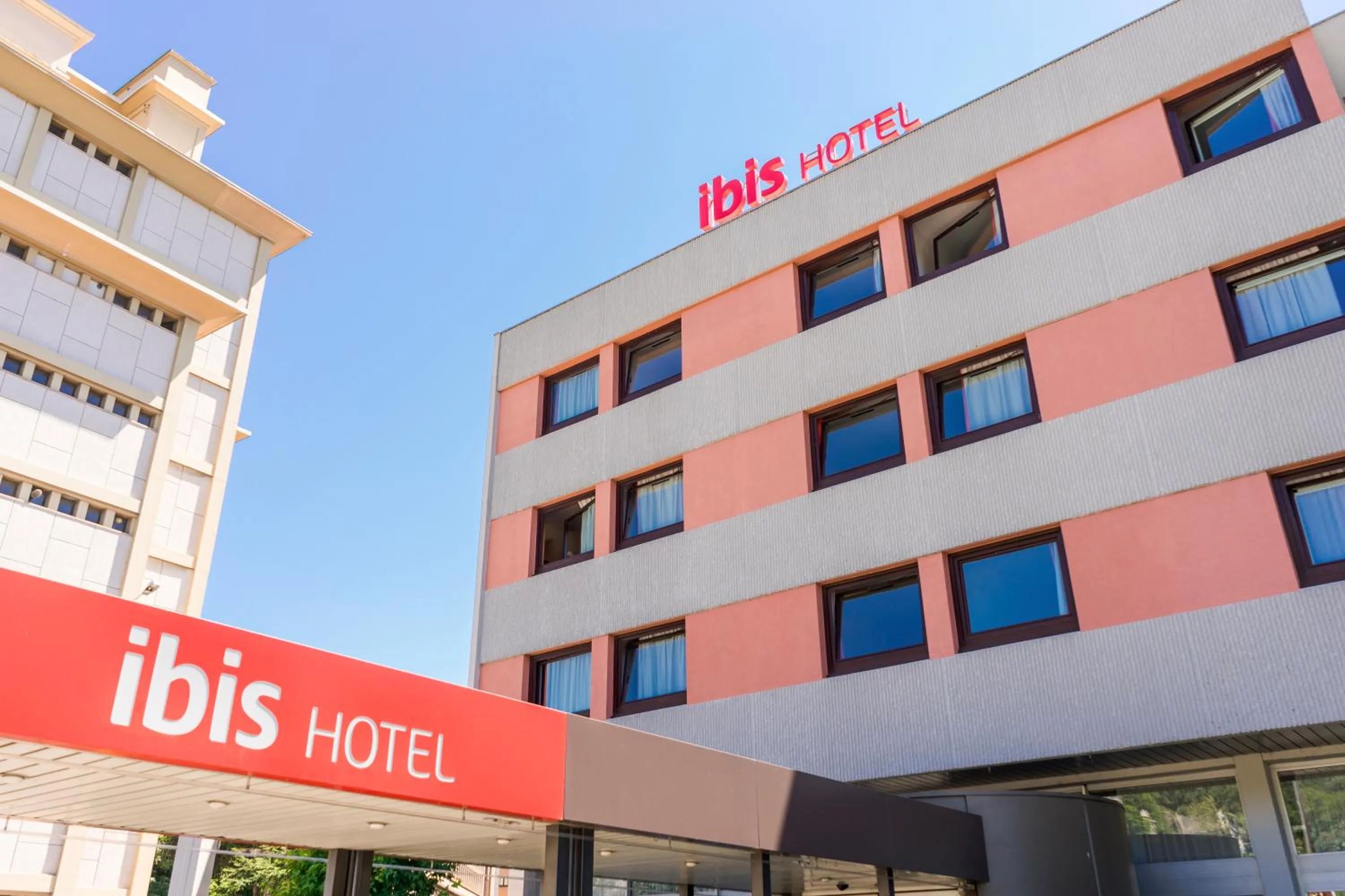 Facade/entrance in ibis Grenoble Gare